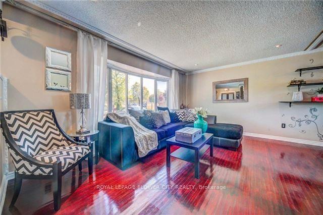 Photo 3 of 20 Dorward Drive, Etobicoke, Mount Olive-Silverstone-Jamestown — HOMEH