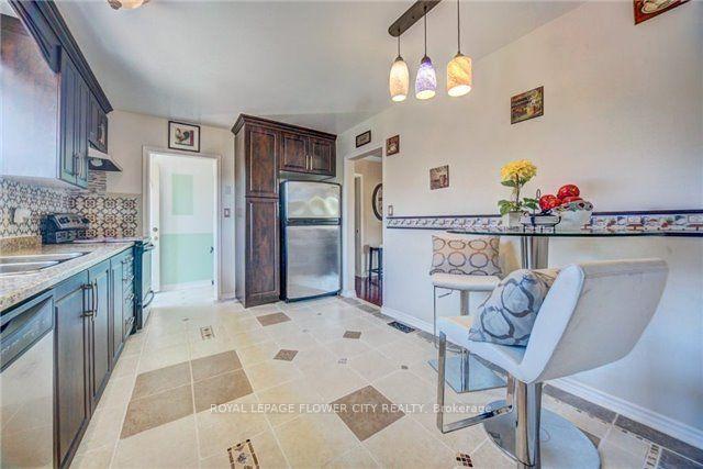 Photo 4 of 20 Dorward Drive, Etobicoke, Mount Olive-Silverstone-Jamestown — HOMEH