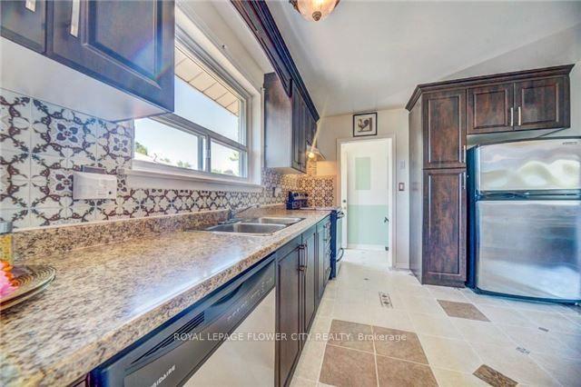 Photo 8 of 20 Dorward Drive, Etobicoke, Mount Olive-Silverstone-Jamestown — HOMEH