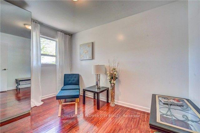 Photo 12 of 20 Dorward Drive, Etobicoke, Mount Olive-Silverstone-Jamestown — HOMEH