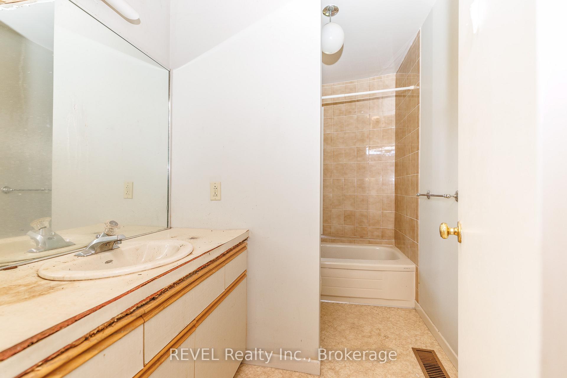 Photo 14 of 9572 Sodom Road, Niagara Falls, Lyons Creek — HOMEH