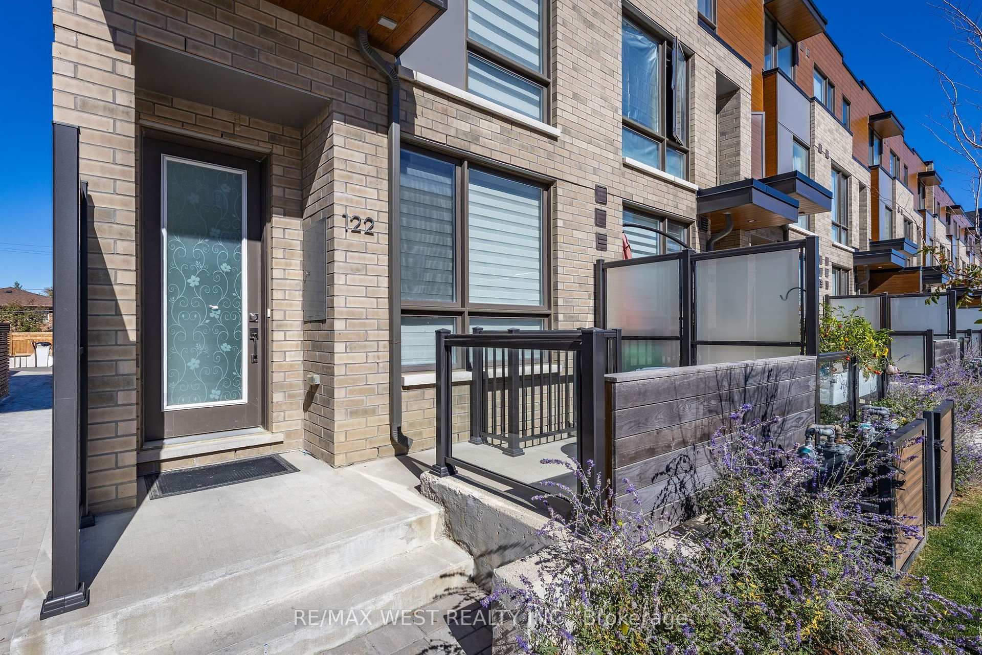 Photo 3 of 122 Green Gardens Boulevard, Toronto, Englemount-Lawrence — HOMEH