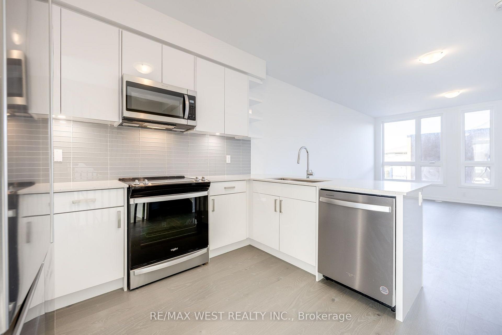 Photo 4 of 122 Green Gardens Boulevard, Toronto, Englemount-Lawrence — HOMEH