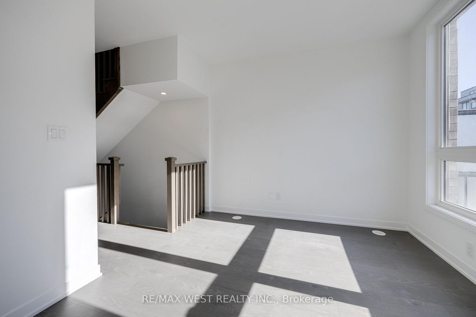 Photo 5 of 122 Green Gardens Boulevard, Toronto, Englemount-Lawrence — HOMEH