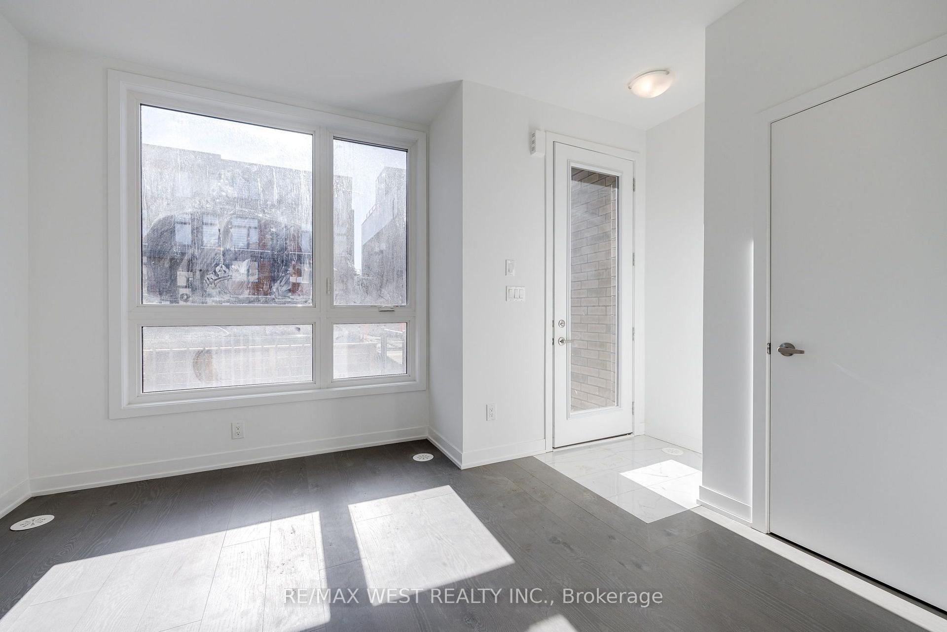 Photo 6 of 122 Green Gardens Boulevard, Toronto, Englemount-Lawrence — HOMEH