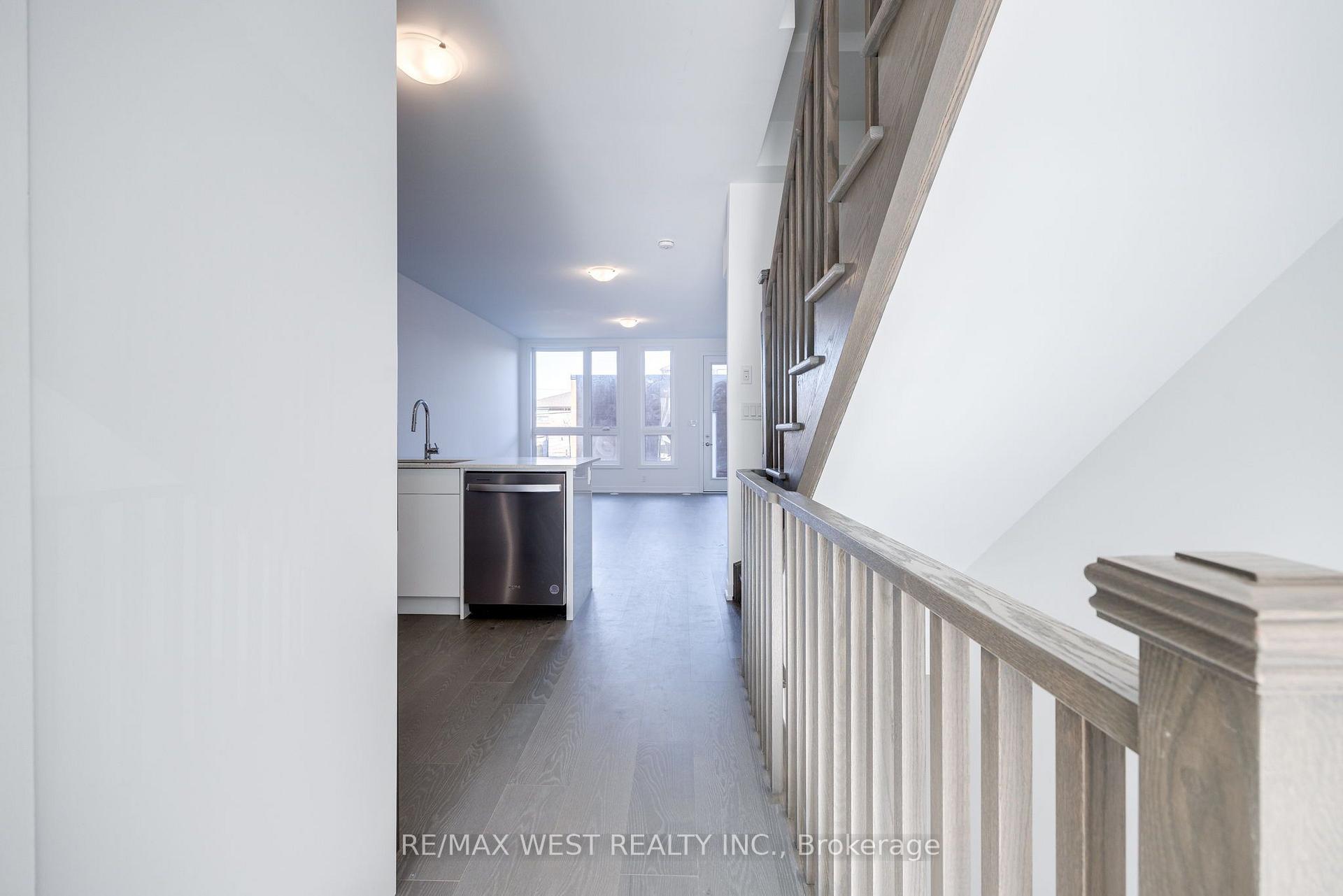 Photo 7 of 122 Green Gardens Boulevard, Toronto, Englemount-Lawrence — HOMEH