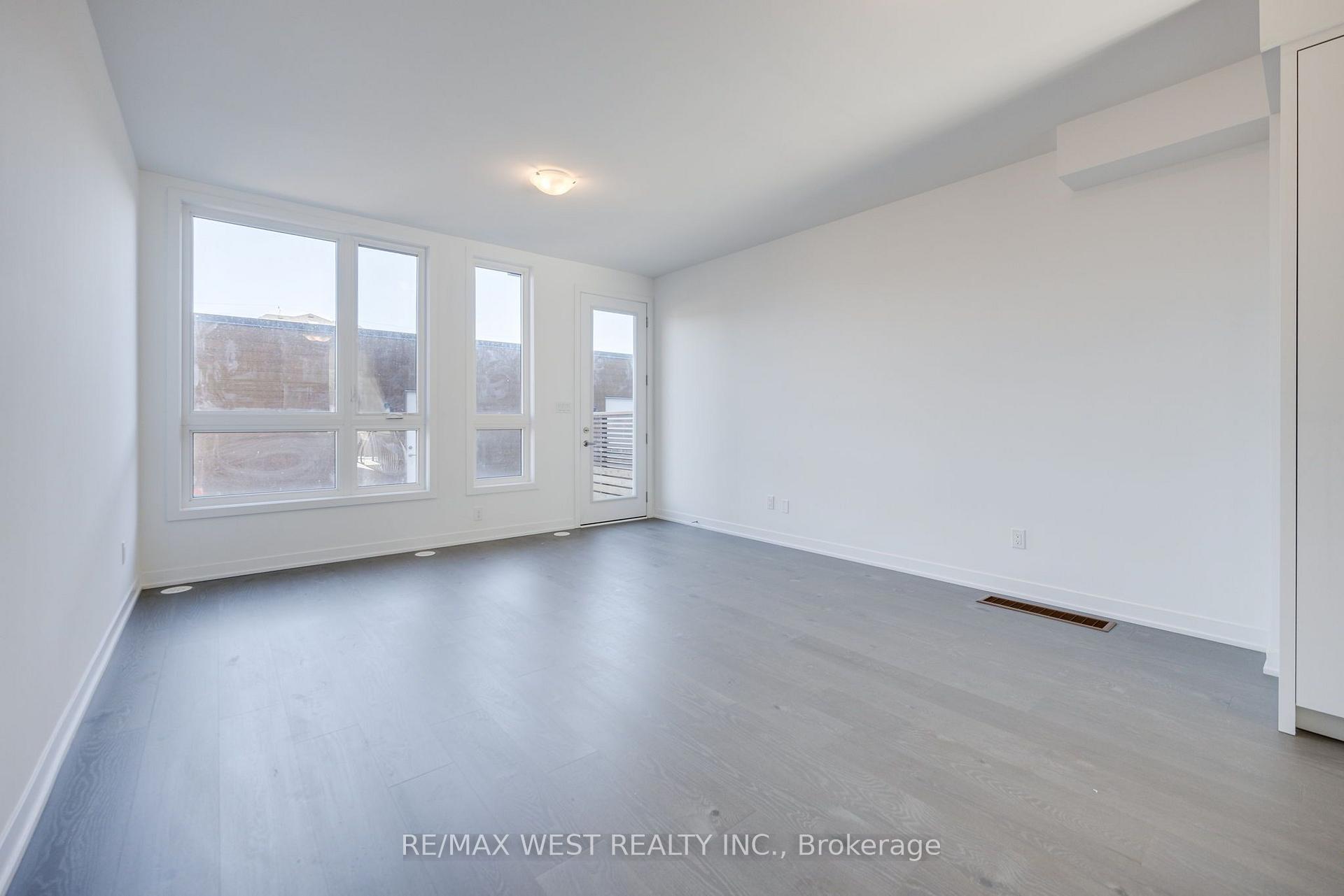 Photo 10 of 122 Green Gardens Boulevard, Toronto, Englemount-Lawrence — HOMEH