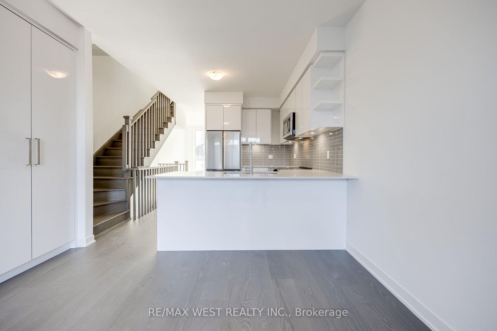 Photo 11 of 122 Green Gardens Boulevard, Toronto, Englemount-Lawrence — HOMEH