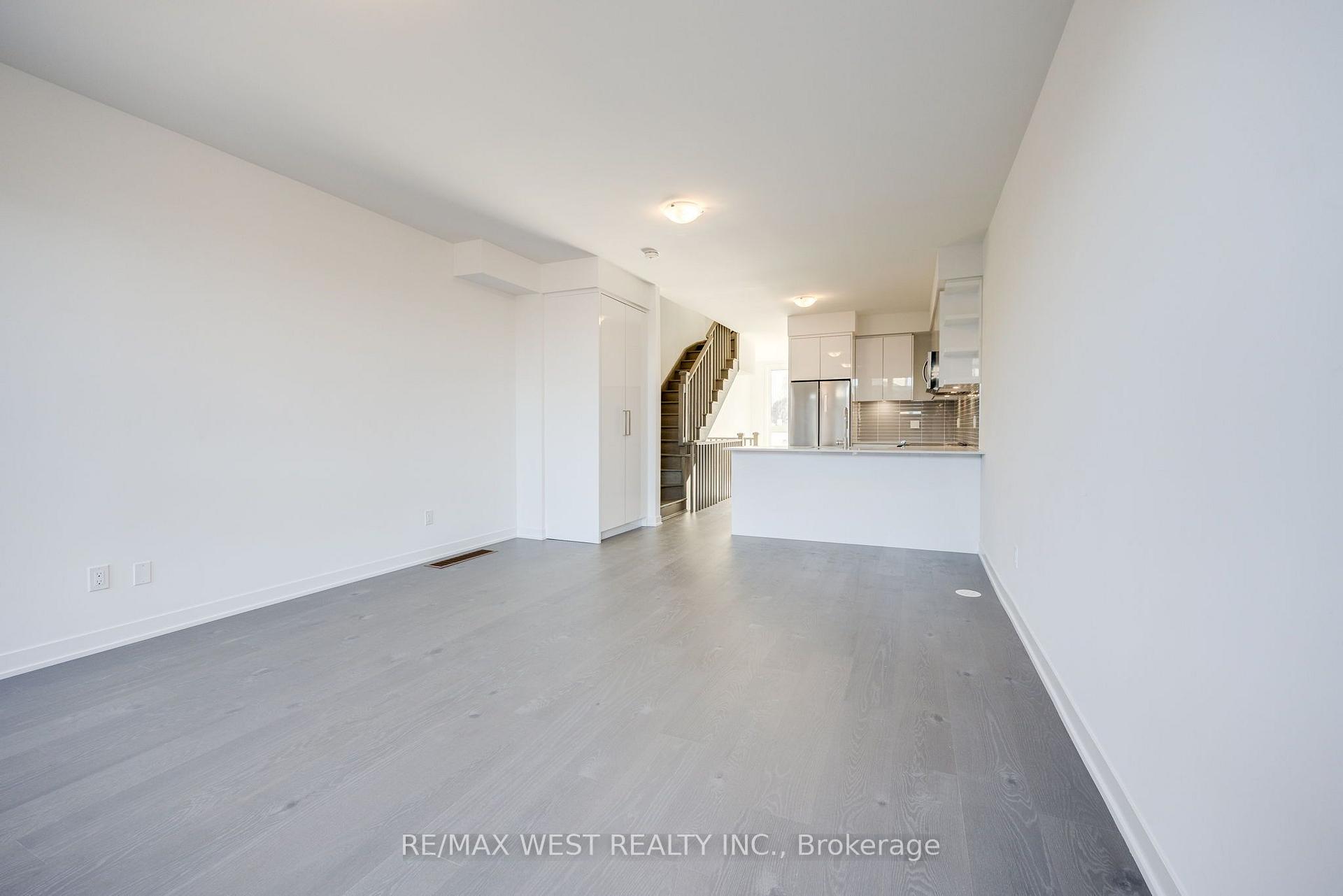 Photo 12 of 122 Green Gardens Boulevard, Toronto, Englemount-Lawrence — HOMEH