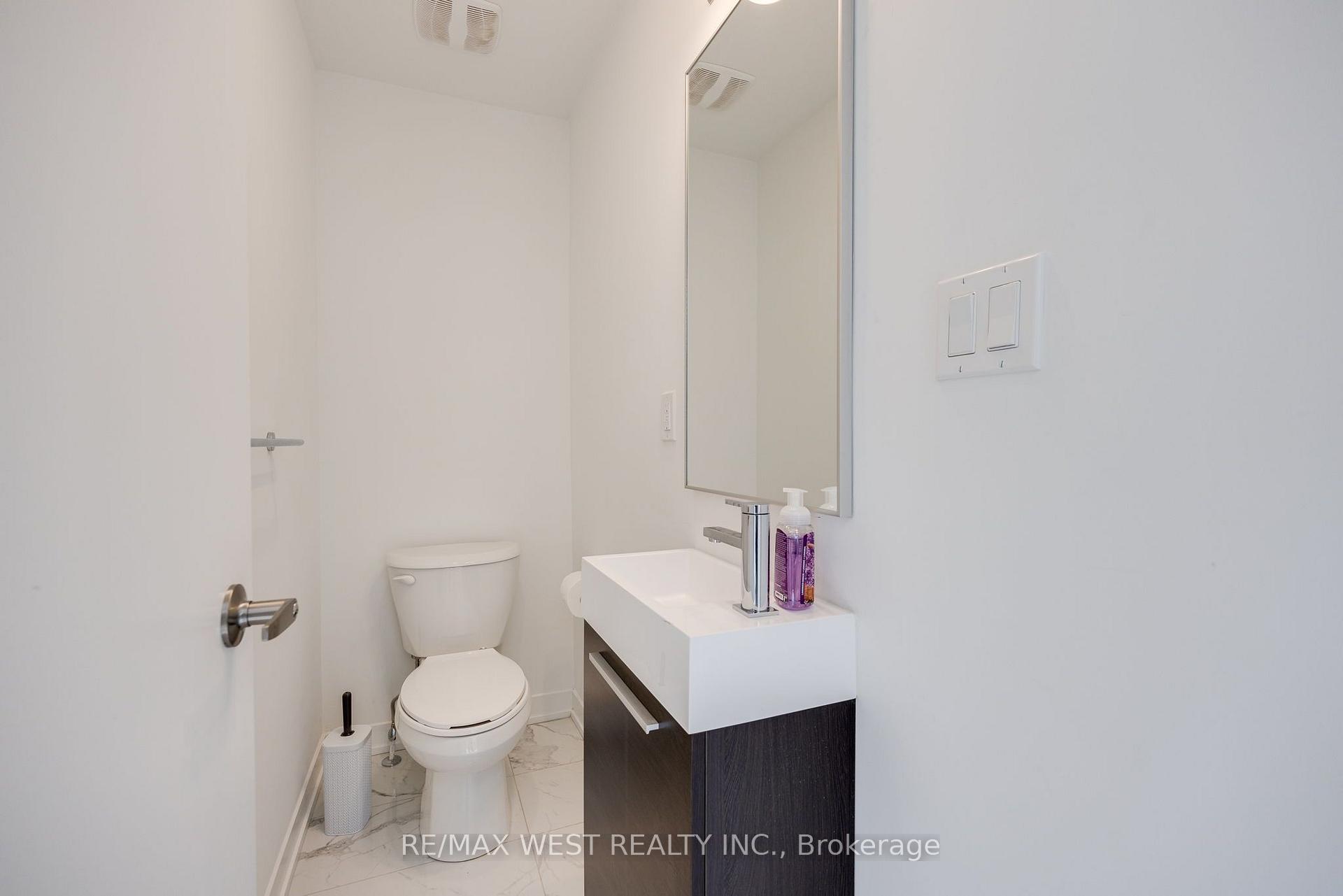 Photo 13 of 122 Green Gardens Boulevard, Toronto, Englemount-Lawrence — HOMEH