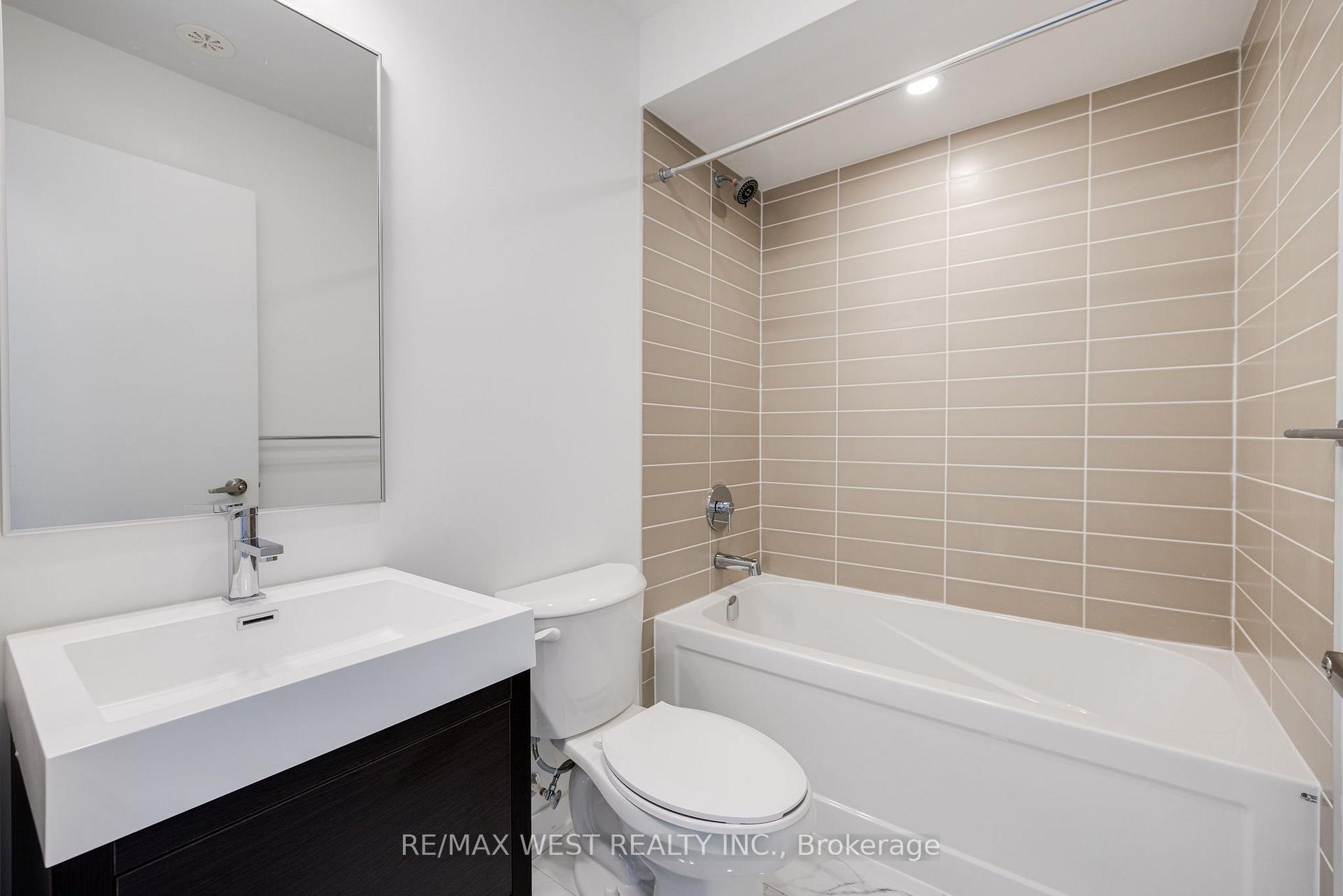 Photo 16 of 122 Green Gardens Boulevard, Toronto, Englemount-Lawrence — HOMEH
