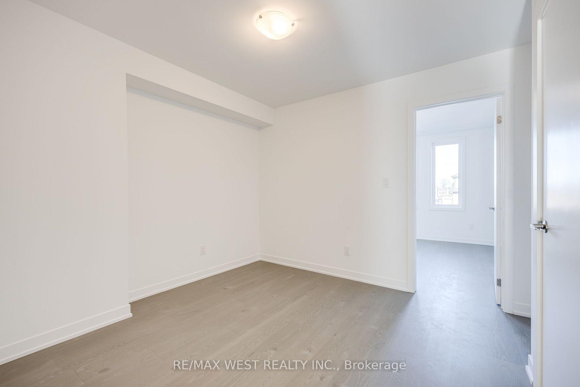 Photo 17 of 122 Green Gardens Boulevard, Toronto, Englemount-Lawrence — HOMEH