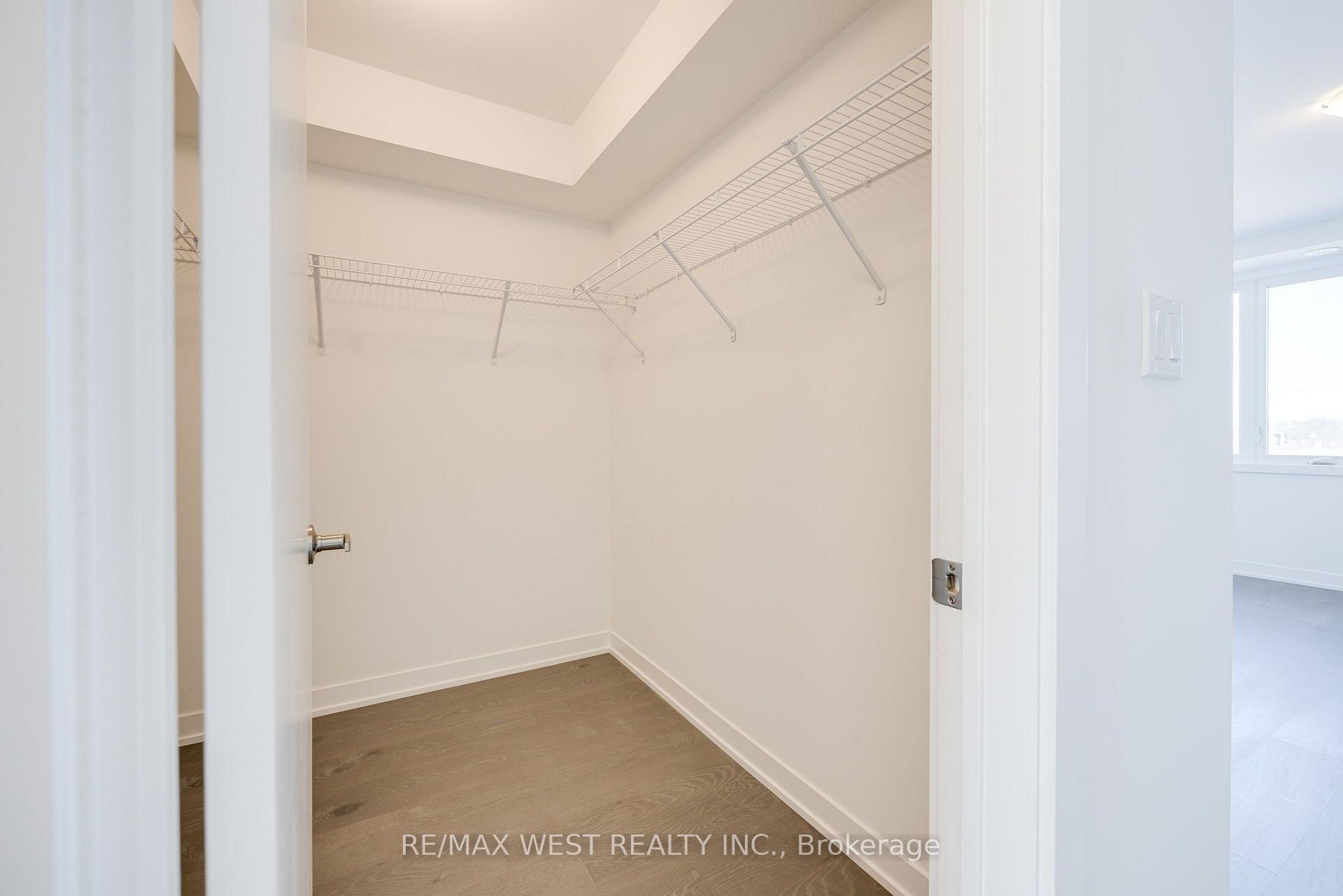 Photo 24 of 122 Green Gardens Boulevard, Toronto, Englemount-Lawrence — HOMEH