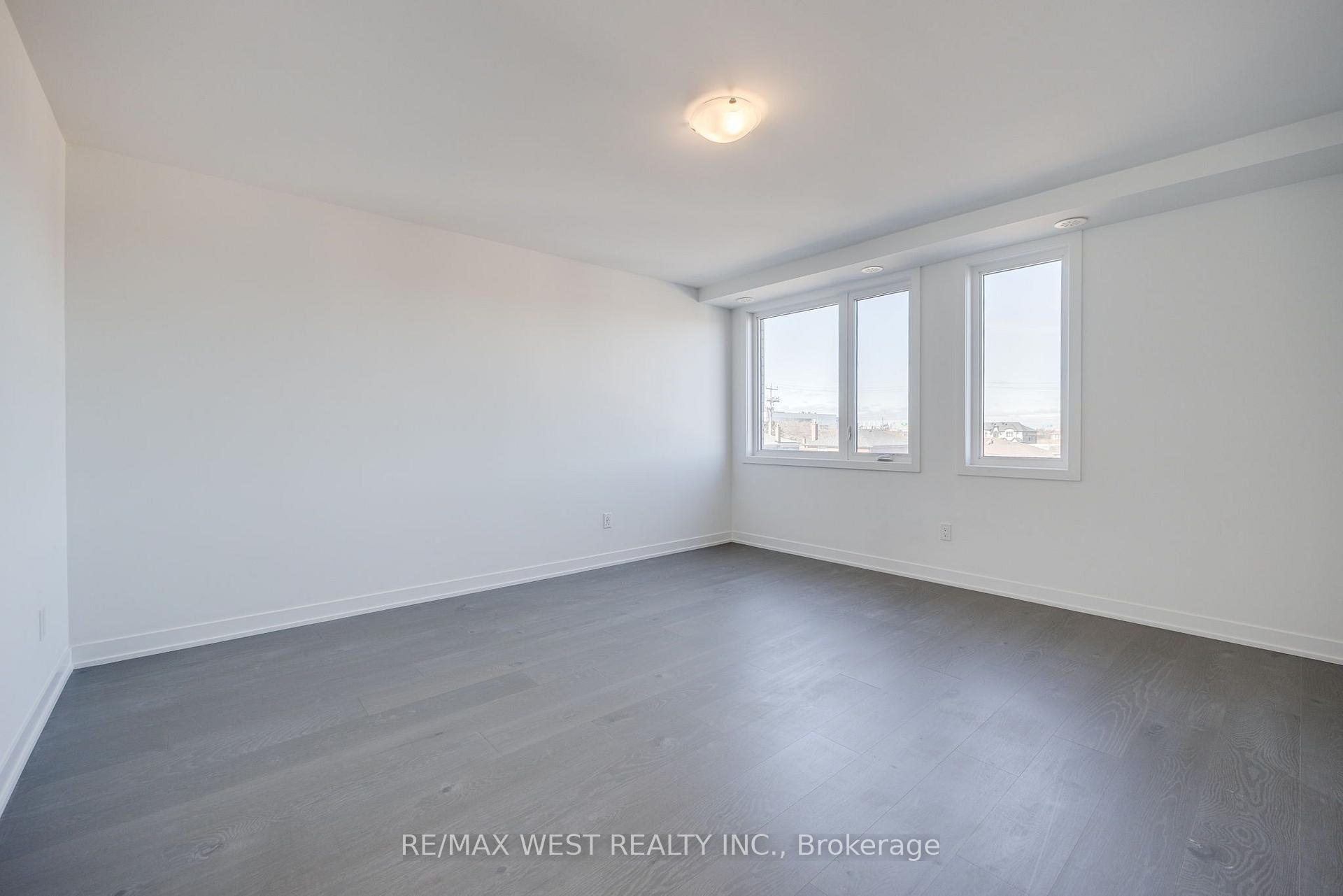 Photo 26 of 122 Green Gardens Boulevard, Toronto, Englemount-Lawrence — HOMEH