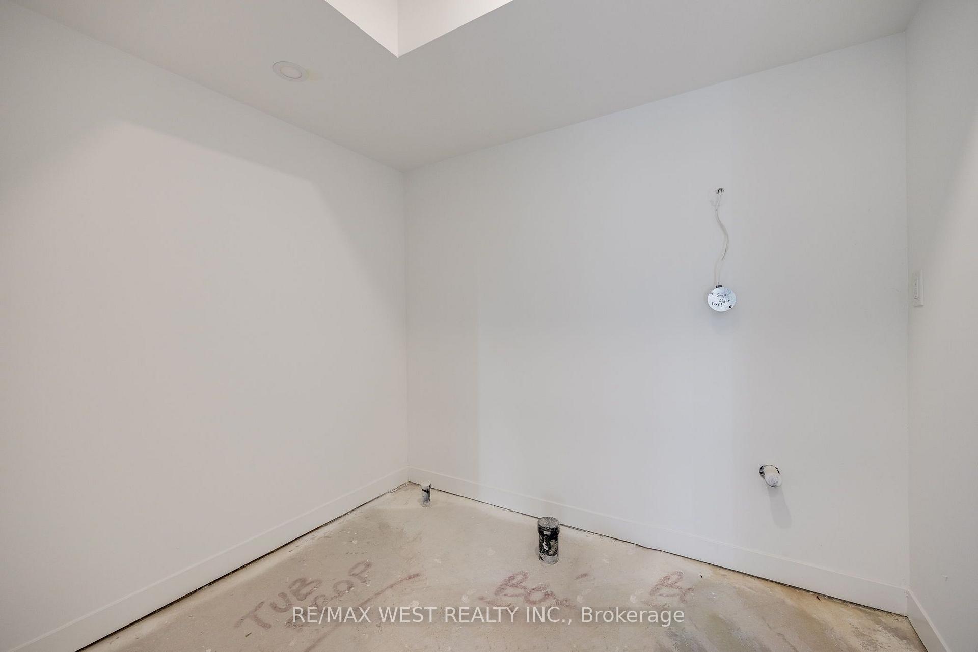 Photo 32 of 122 Green Gardens Boulevard, Toronto, Englemount-Lawrence — HOMEH