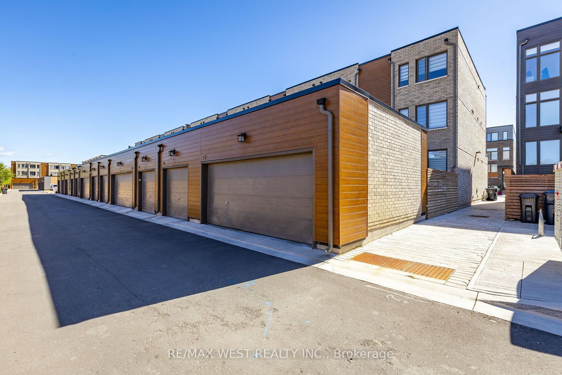 Photo 34 of 122 Green Gardens Boulevard, Toronto, Englemount-Lawrence — HOMEH