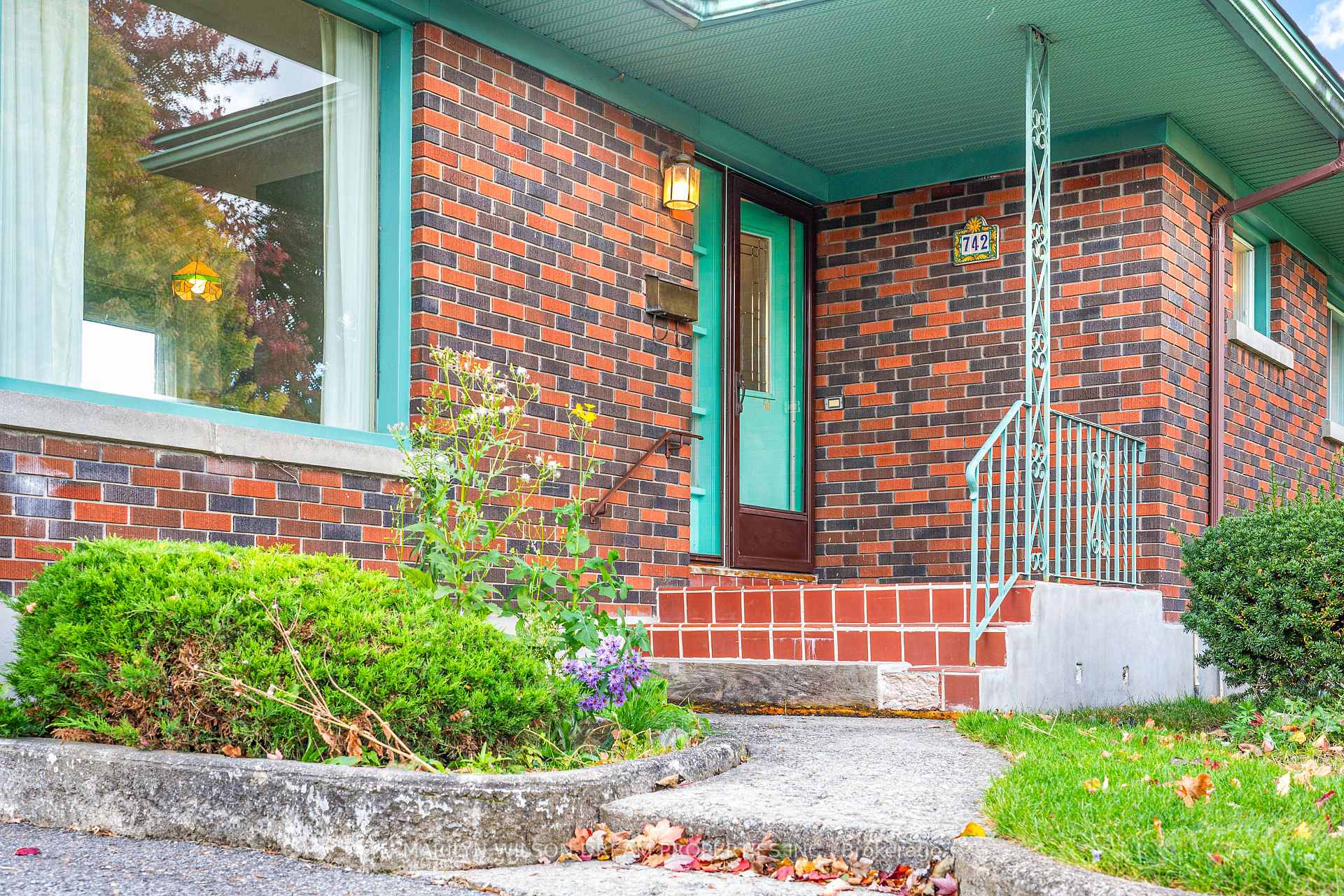 Photo 2 of 742 Cork Street, Ottawa, Elmvale Acres — HOMEH
