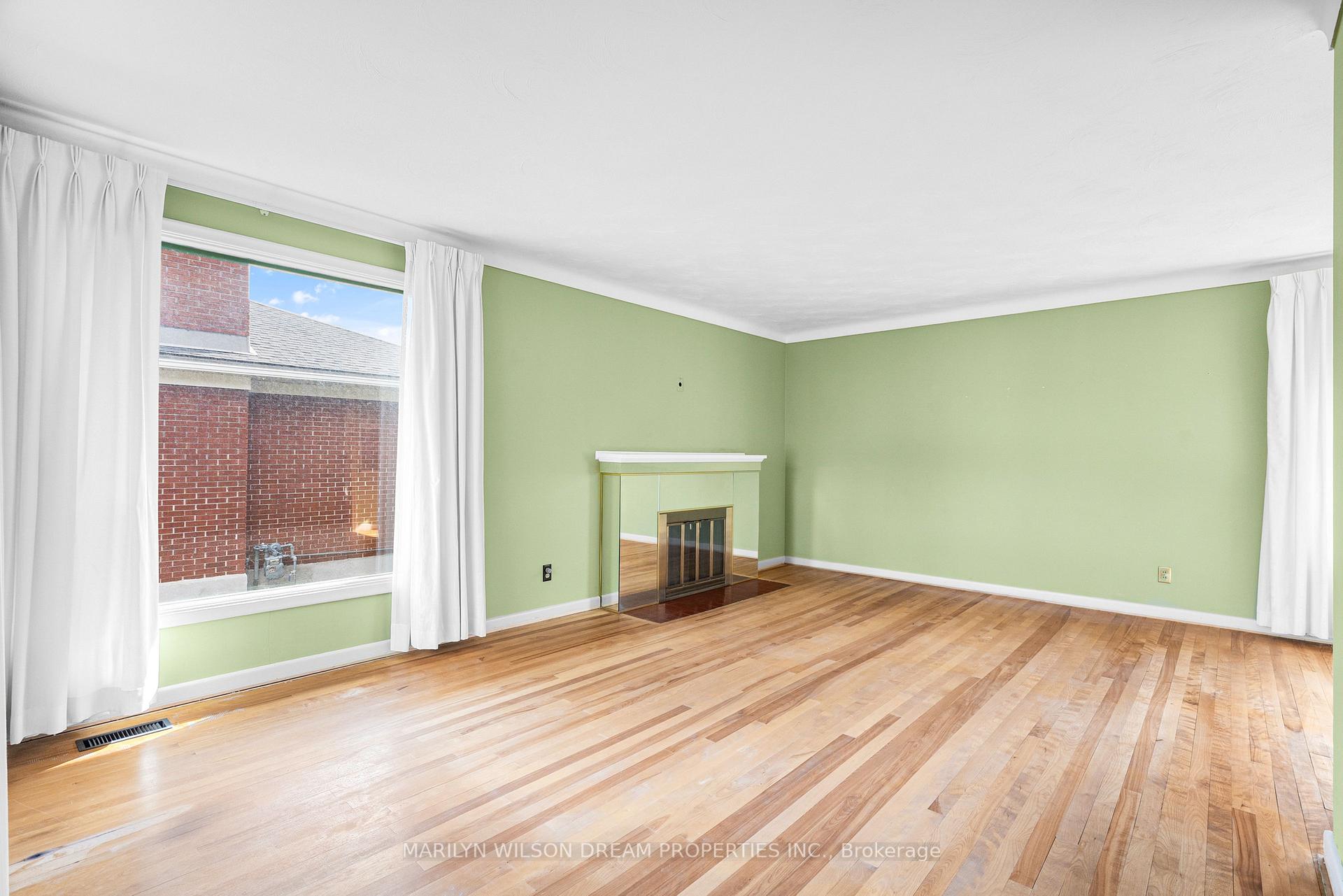 Photo 5 of 742 Cork Street, Ottawa, Elmvale Acres — HOMEH
