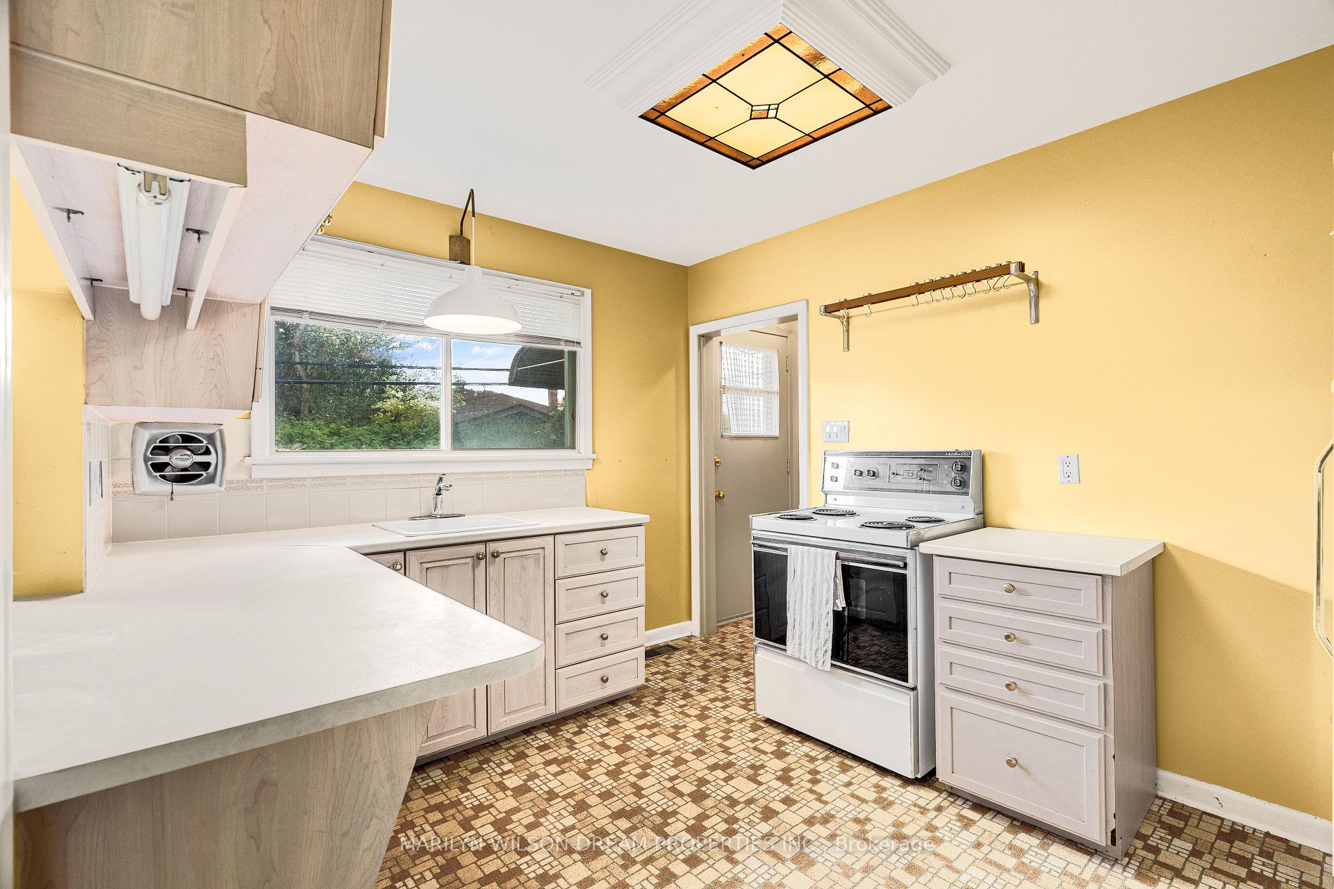 Photo 10 of 742 Cork Street, Ottawa, Elmvale Acres — HOMEH