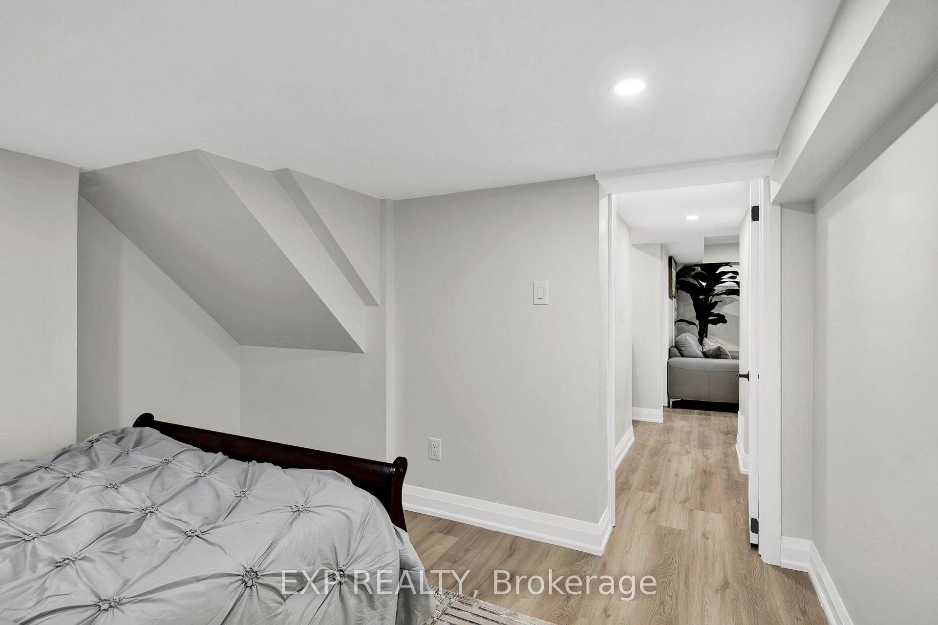 Photo 16 of Unit Unit A, 448 Dougall Avenue, Caledon, Rural Caledon — HOMEH