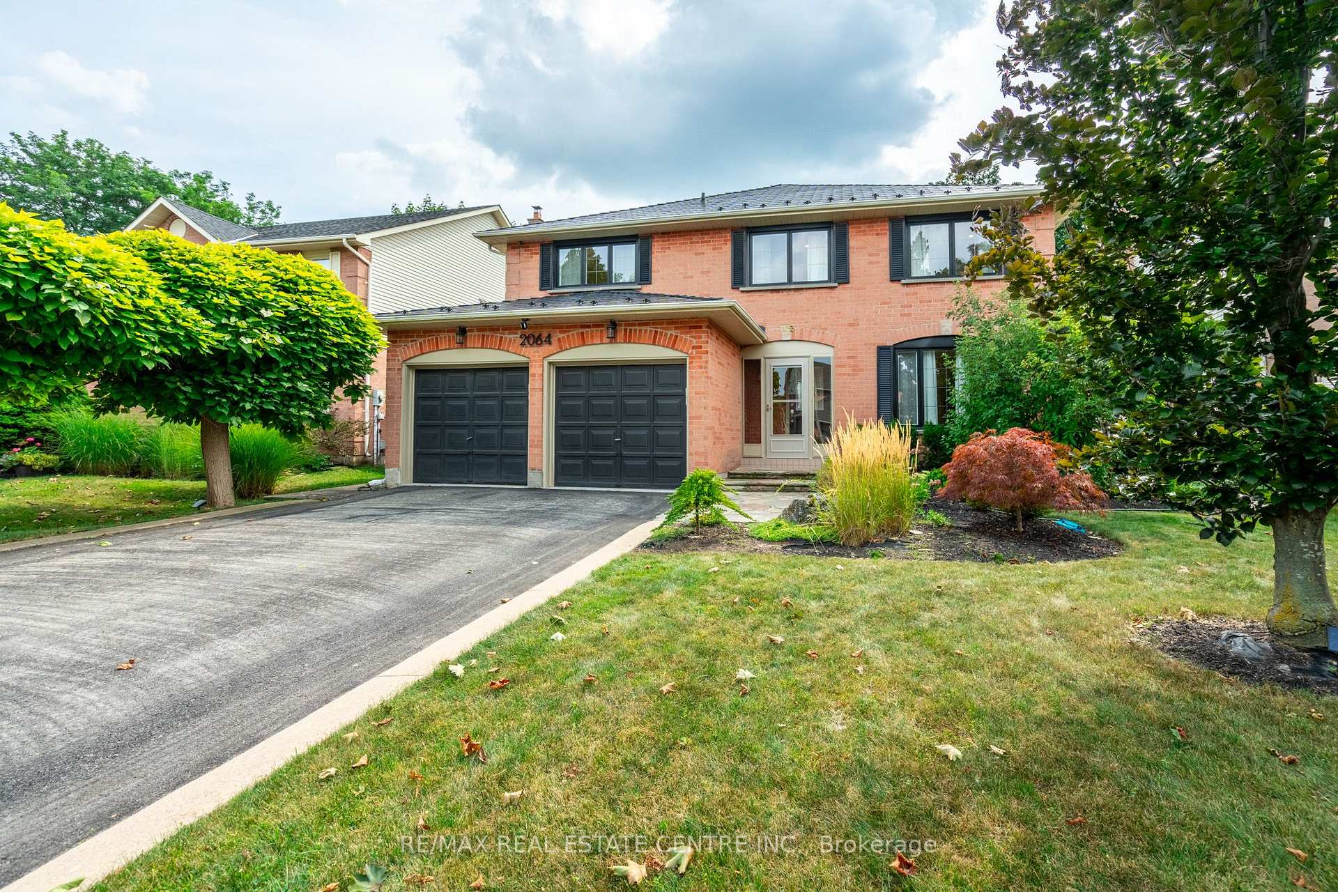Photo 2 of 2064 Trillium Court, Burlington, Headon — HOMEH