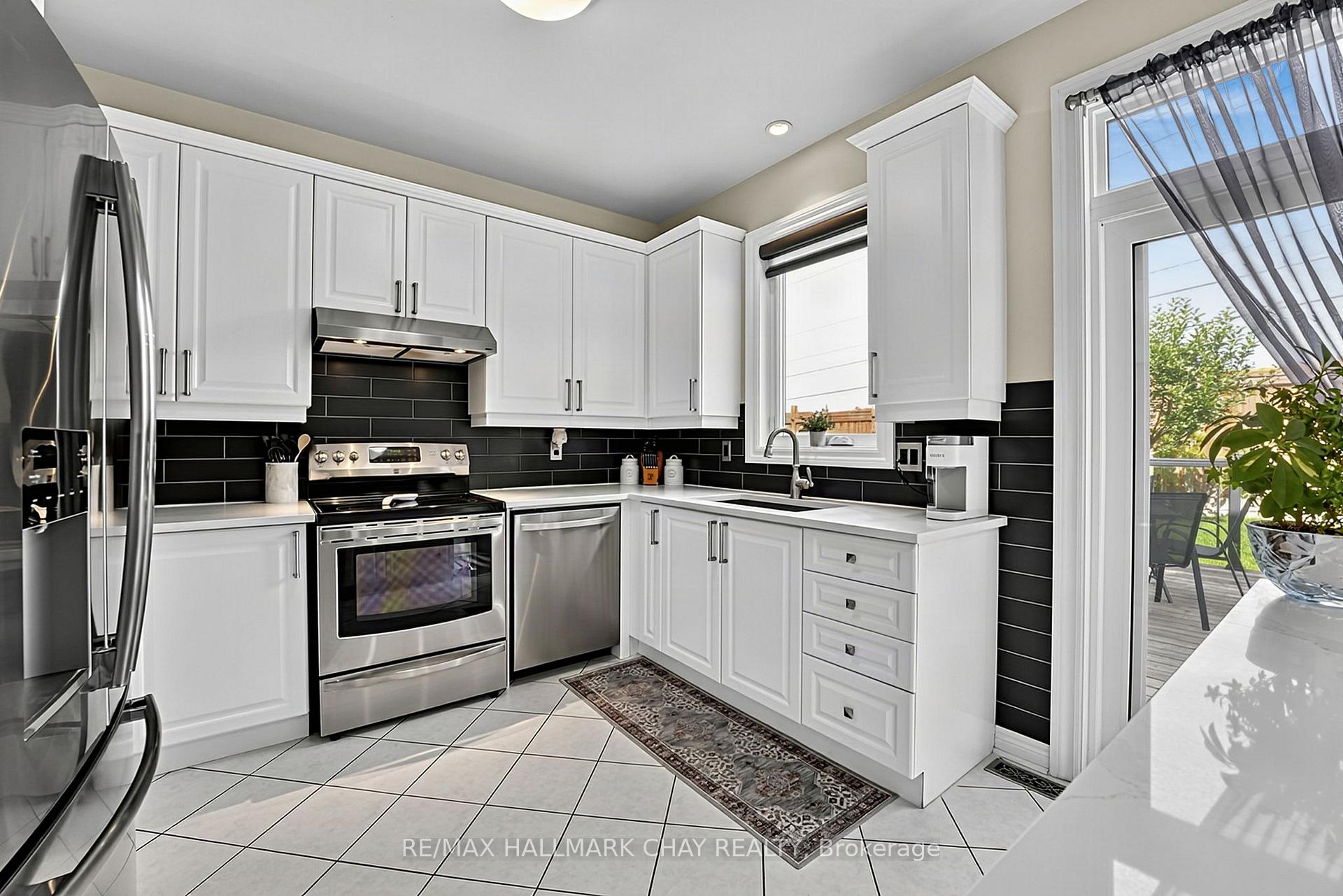 Photo 6 of 14 Strathmore Place, Barrie, Innis-Shore — HOMEH