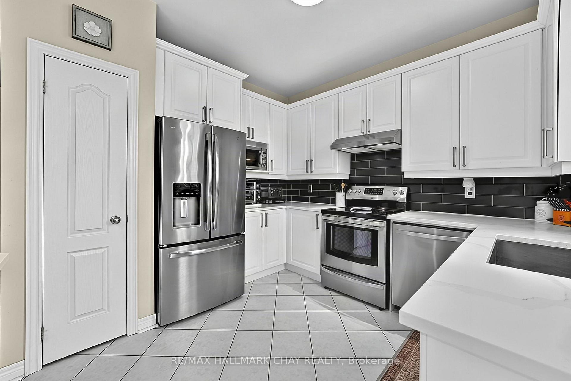 Photo 7 of 14 Strathmore Place, Barrie, Innis-Shore — HOMEH