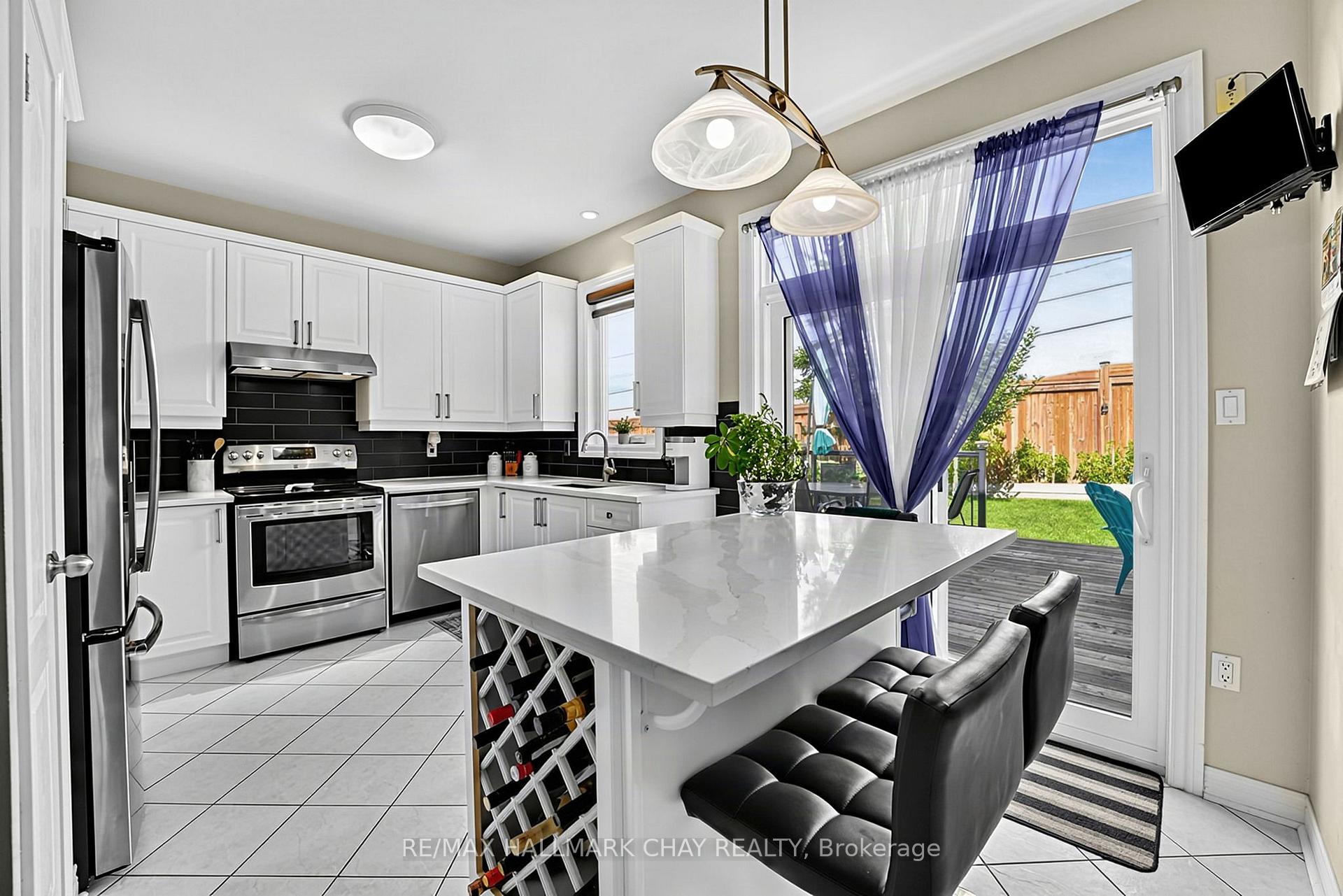 Photo 8 of 14 Strathmore Place, Barrie, Innis-Shore — HOMEH