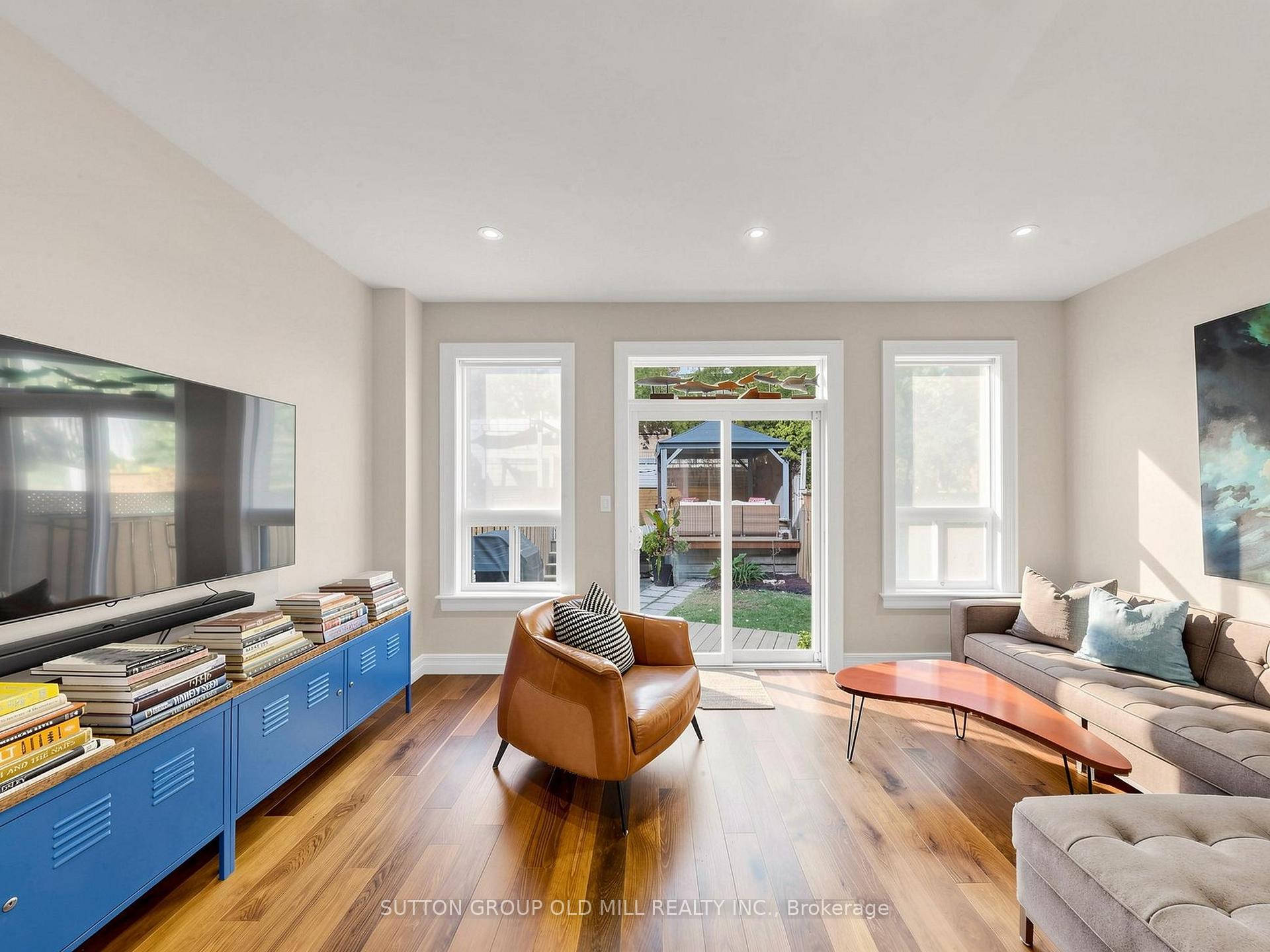 Photo 2 of 42 Bell Manor Drive, Etobicoke, Stonegate-Queensway — HOMEH