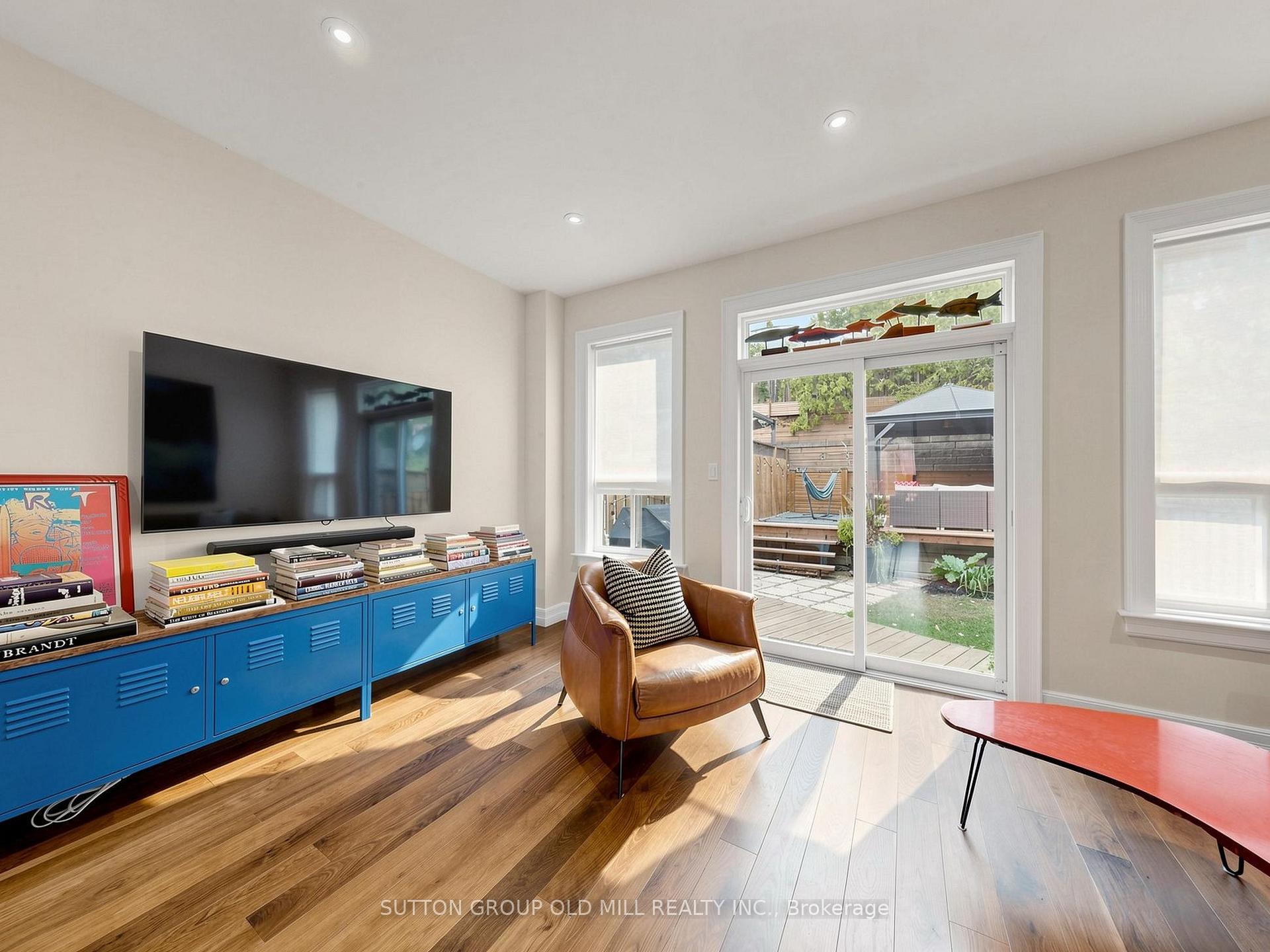 Photo 4 of 42 Bell Manor Drive, Etobicoke, Stonegate-Queensway — HOMEH