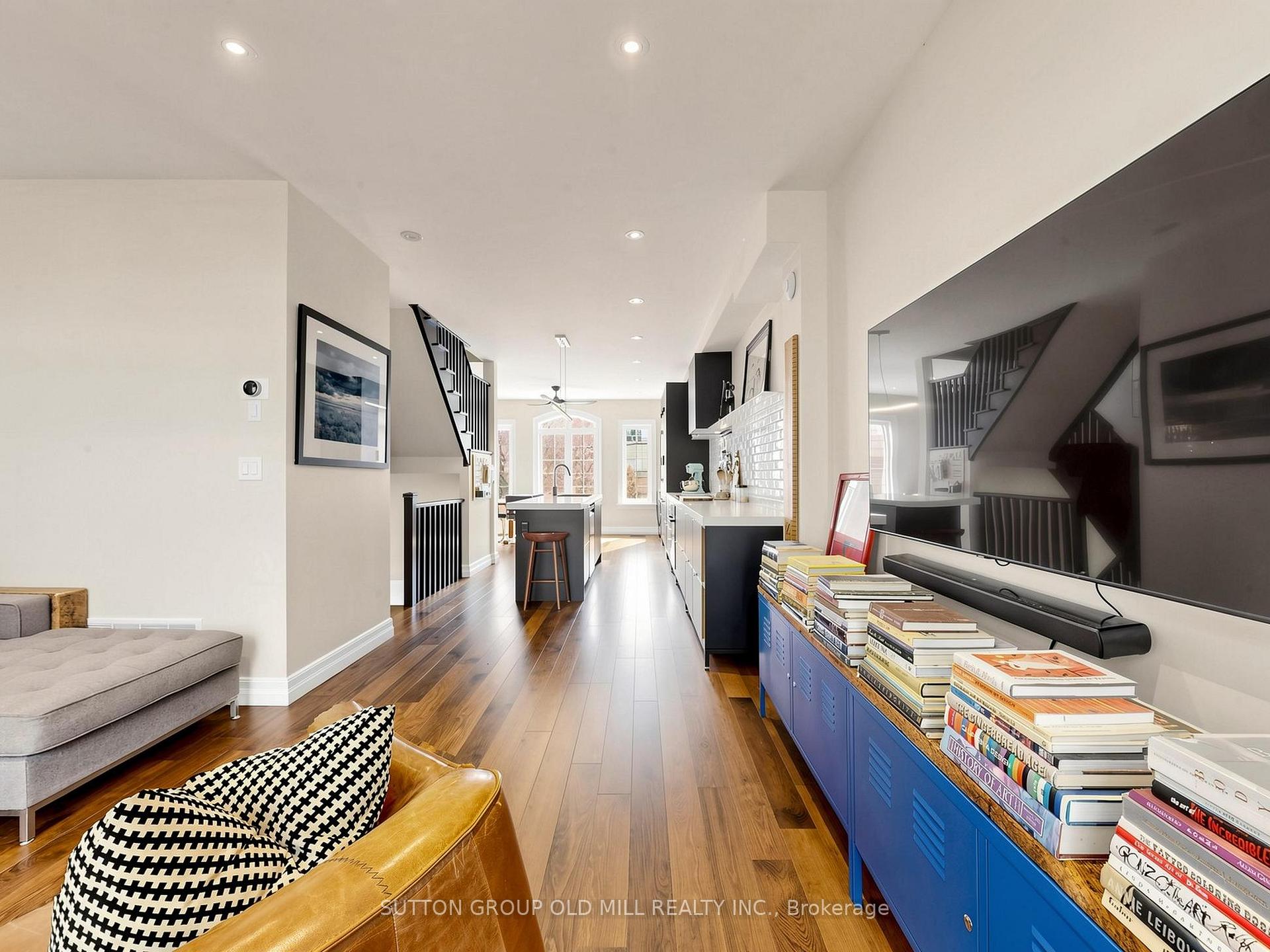 Photo 5 of 42 Bell Manor Drive, Etobicoke, Stonegate-Queensway — HOMEH
