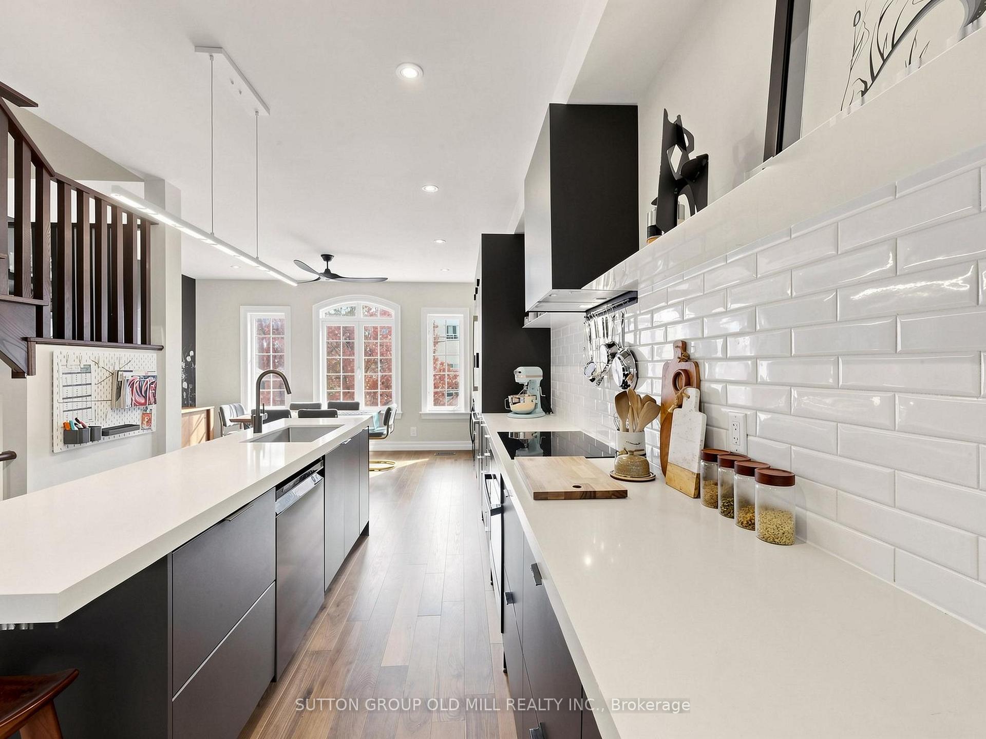 Photo 9 of 42 Bell Manor Drive, Etobicoke, Stonegate-Queensway — HOMEH