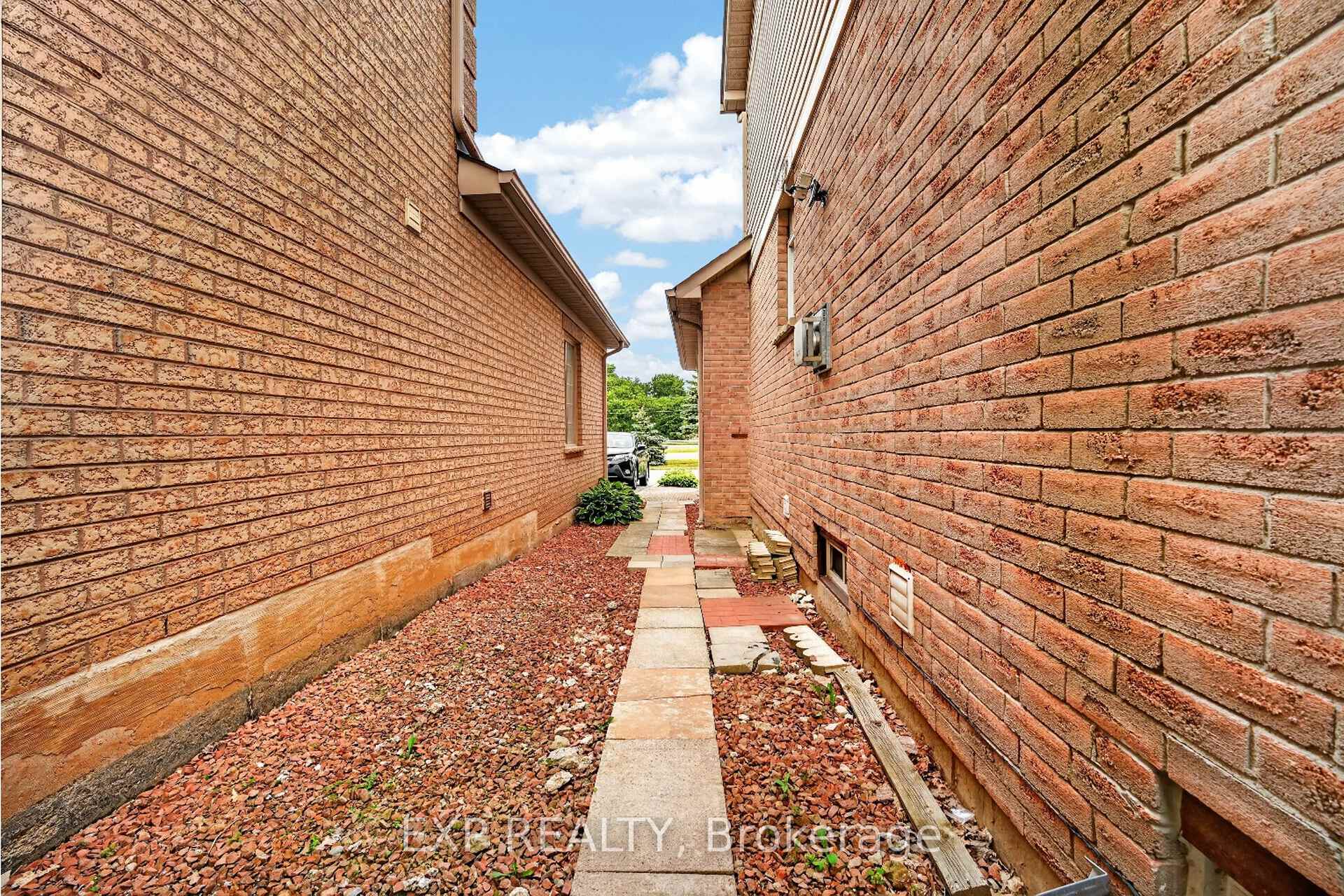 Photo 4 of Unit Basement, 5896 Chorley Place, Mississauga, Central Erin Mills — HOMEH