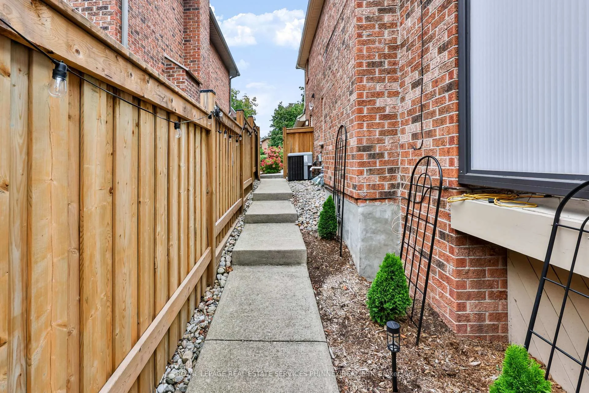 Photo 4 of 1012 Oak Meadow Road, Oakville, Glen Abbey — HOMEH