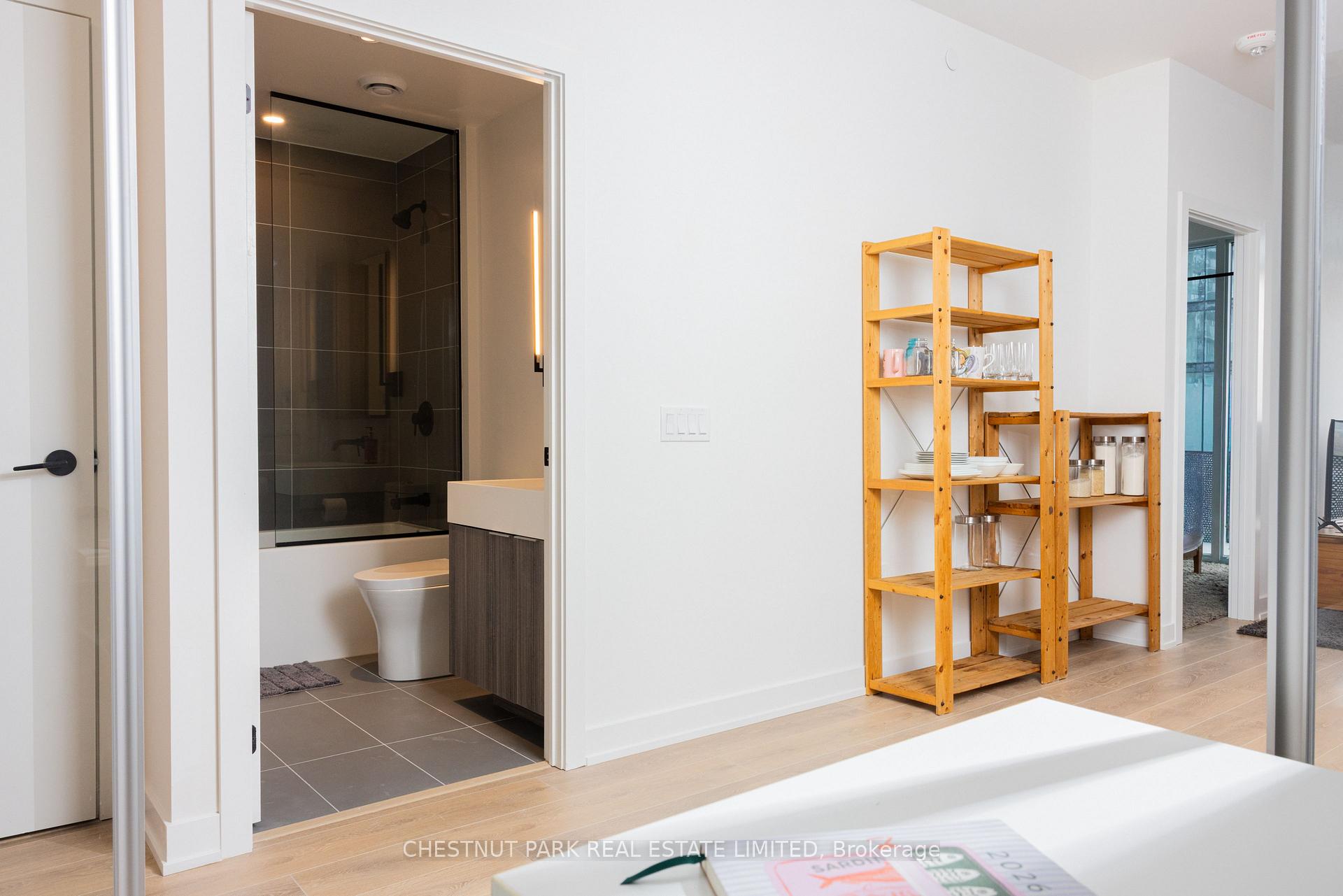 Photo 5 of Unit 1807, 117 Broadway Avenue, Toronto, Mount Pleasant West — HOMEH