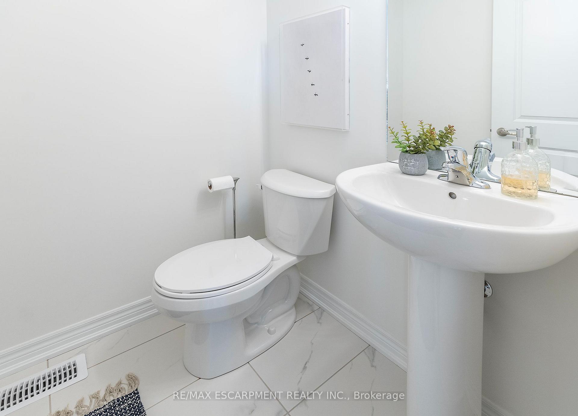 Photo 13 of 31 Dryden Lane, Hamilton, McQuesten — HOMEH