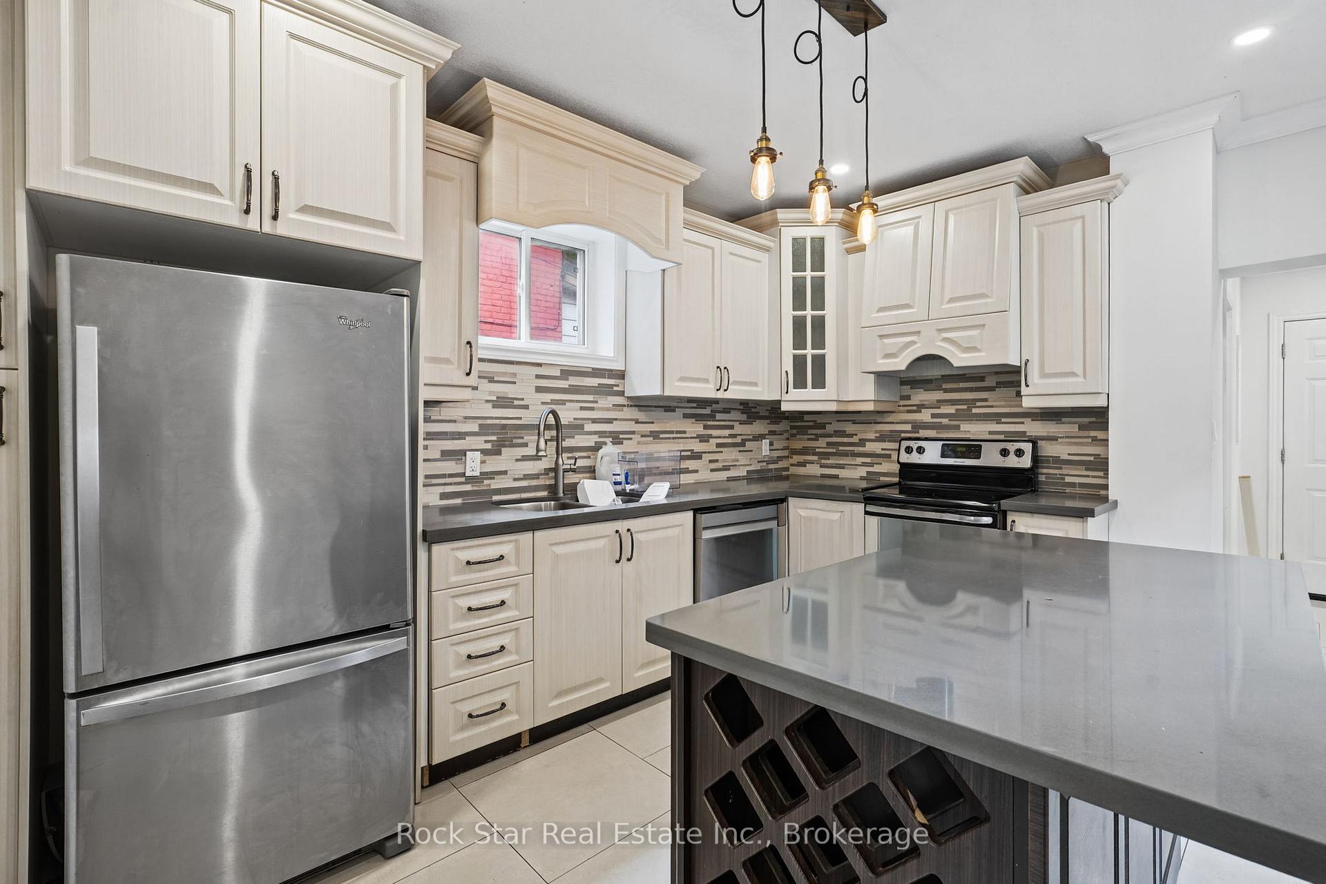 Photo 4 of 452 King William Street S, Hamilton, Landsdale — HOMEH