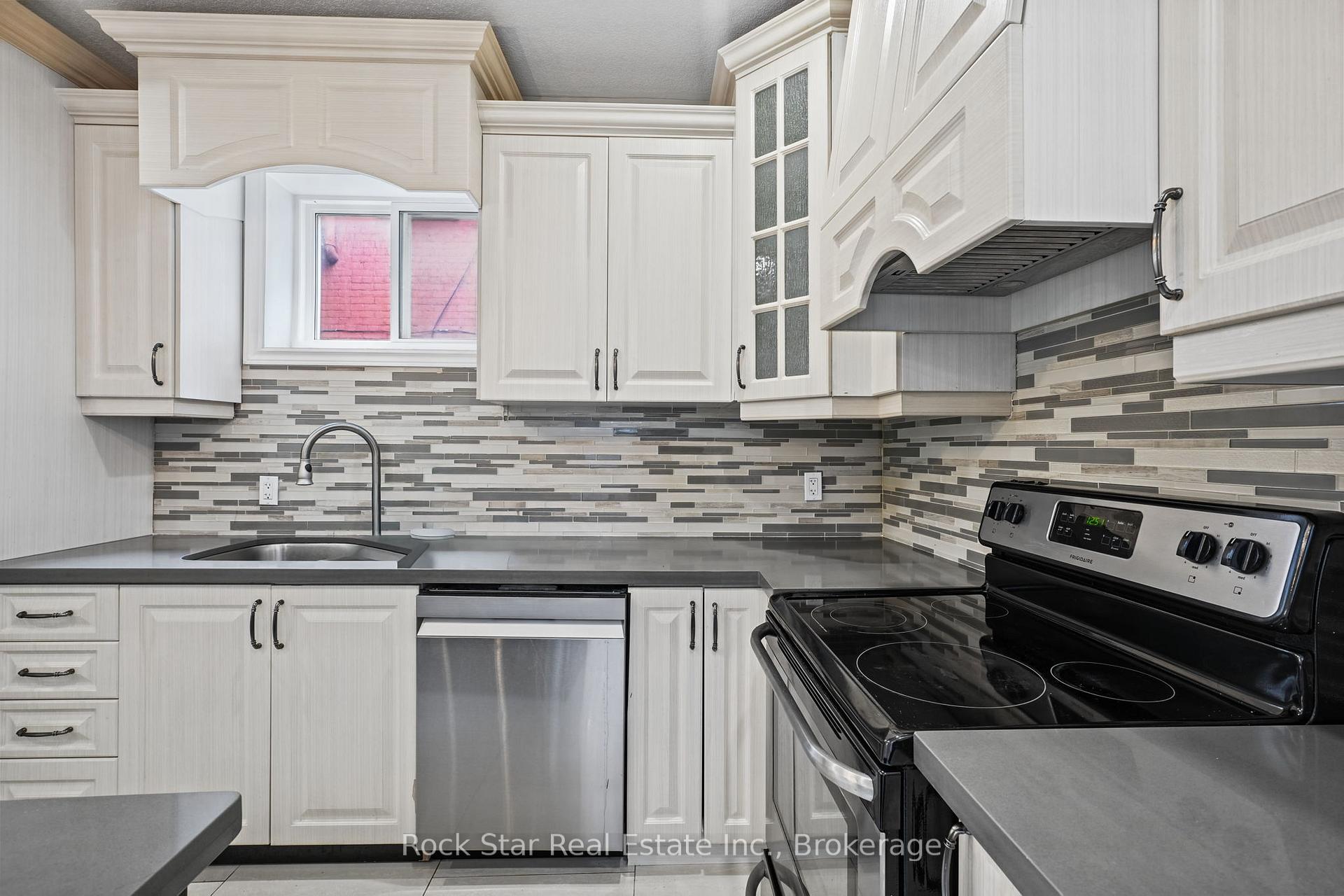 Photo 6 of 452 King William Street S, Hamilton, Landsdale — HOMEH