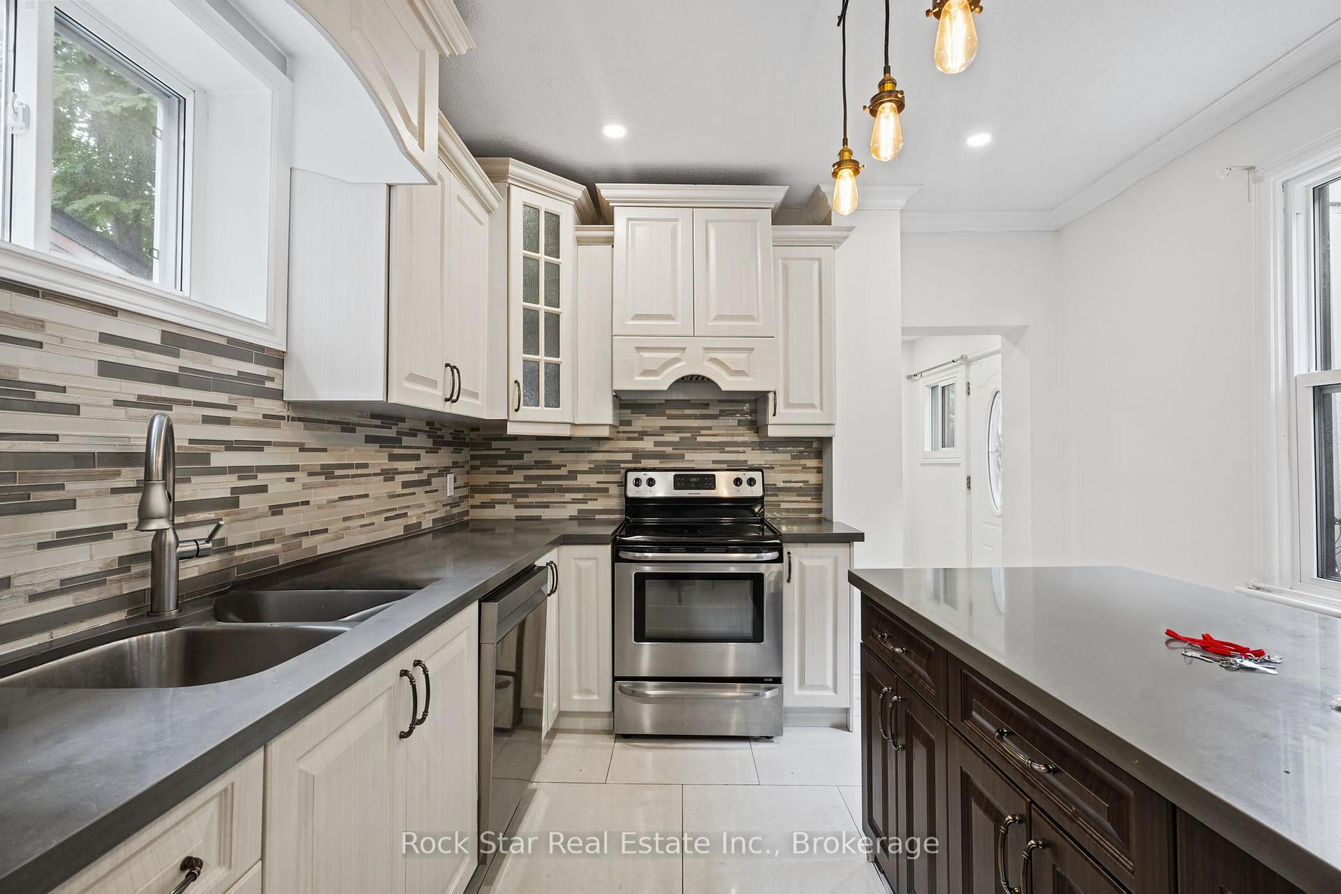 Photo 7 of 452 King William Street S, Hamilton, Landsdale — HOMEH