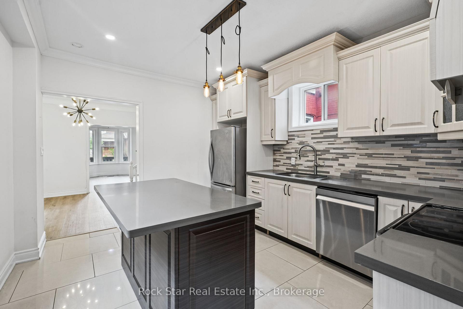 Photo 8 of 452 King William Street S, Hamilton, Landsdale — HOMEH