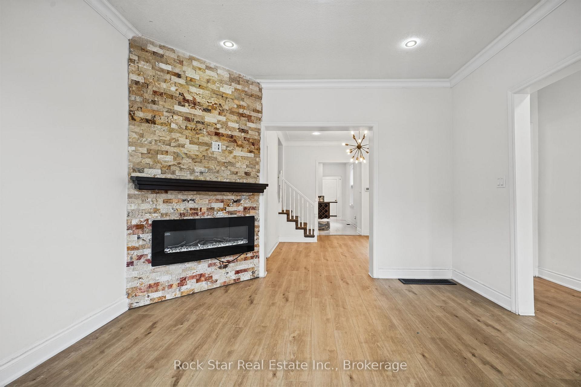 Photo 10 of 452 King William Street S, Hamilton, Landsdale — HOMEH