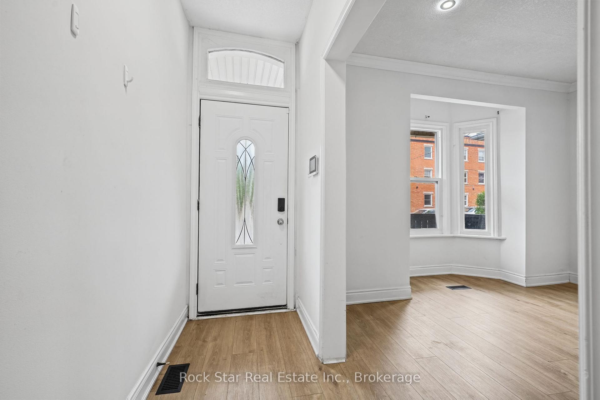 Photo 12 of 452 King William Street S, Hamilton, Landsdale — HOMEH