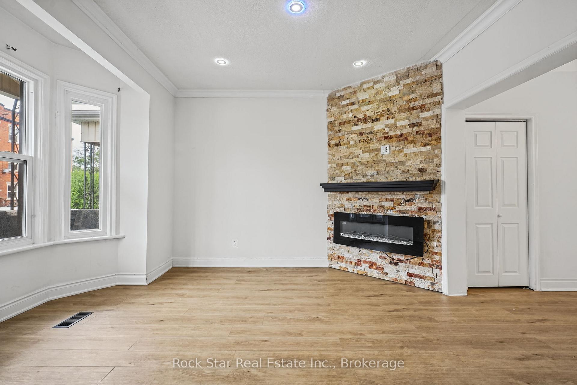 Photo 14 of 452 King William Street S, Hamilton, Landsdale — HOMEH