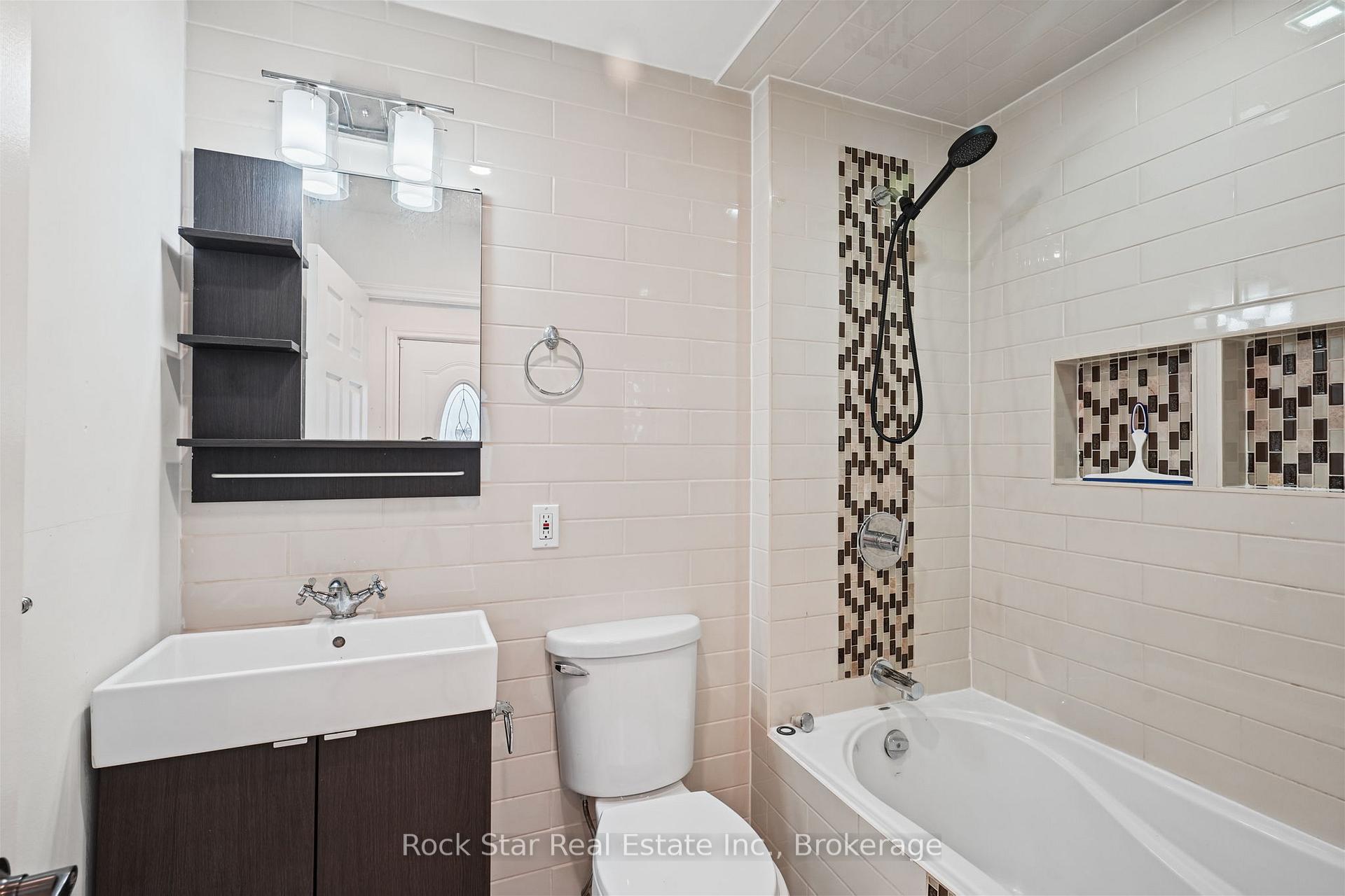 Photo 18 of 452 King William Street S, Hamilton, Landsdale — HOMEH