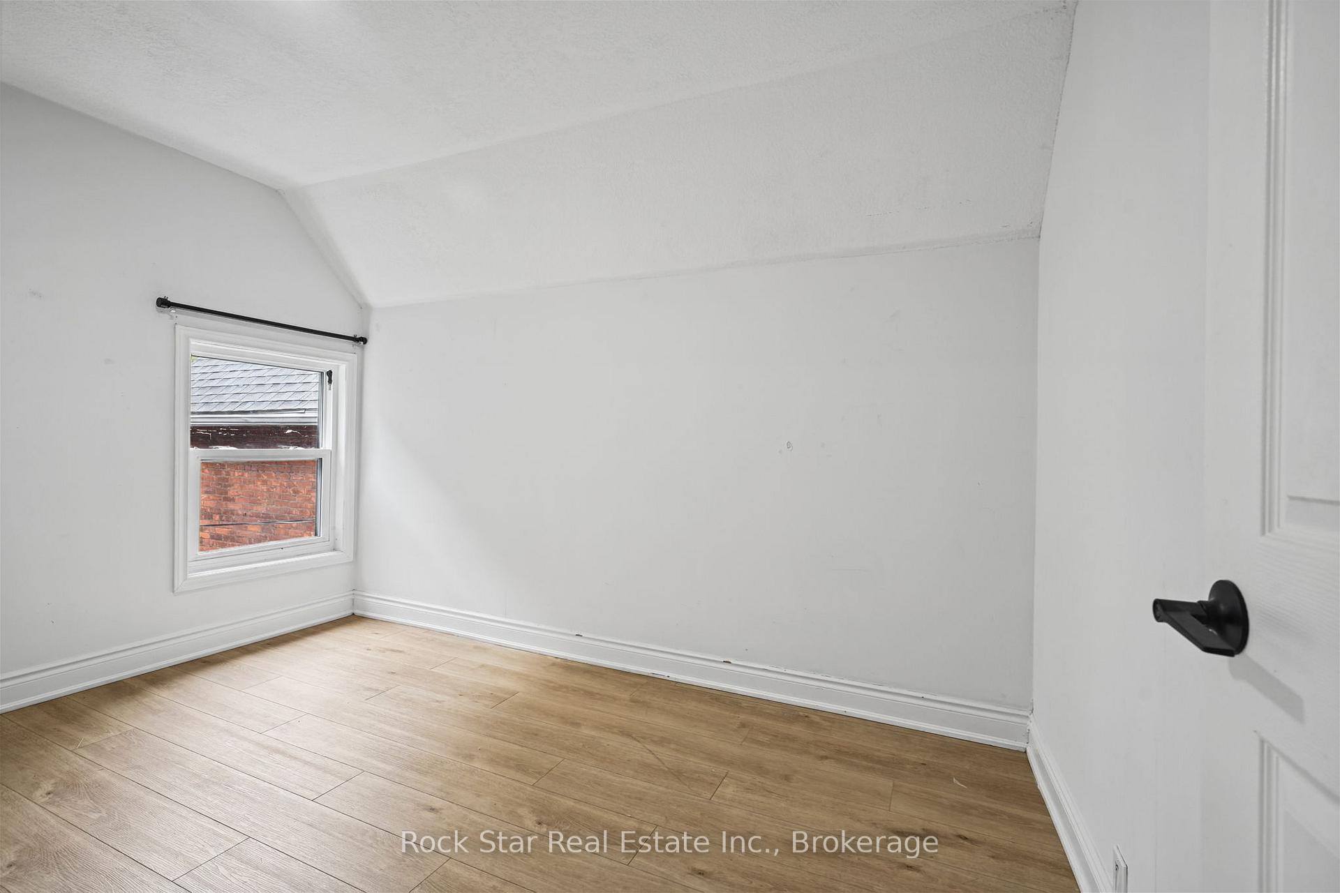 Photo 19 of 452 King William Street S, Hamilton, Landsdale — HOMEH