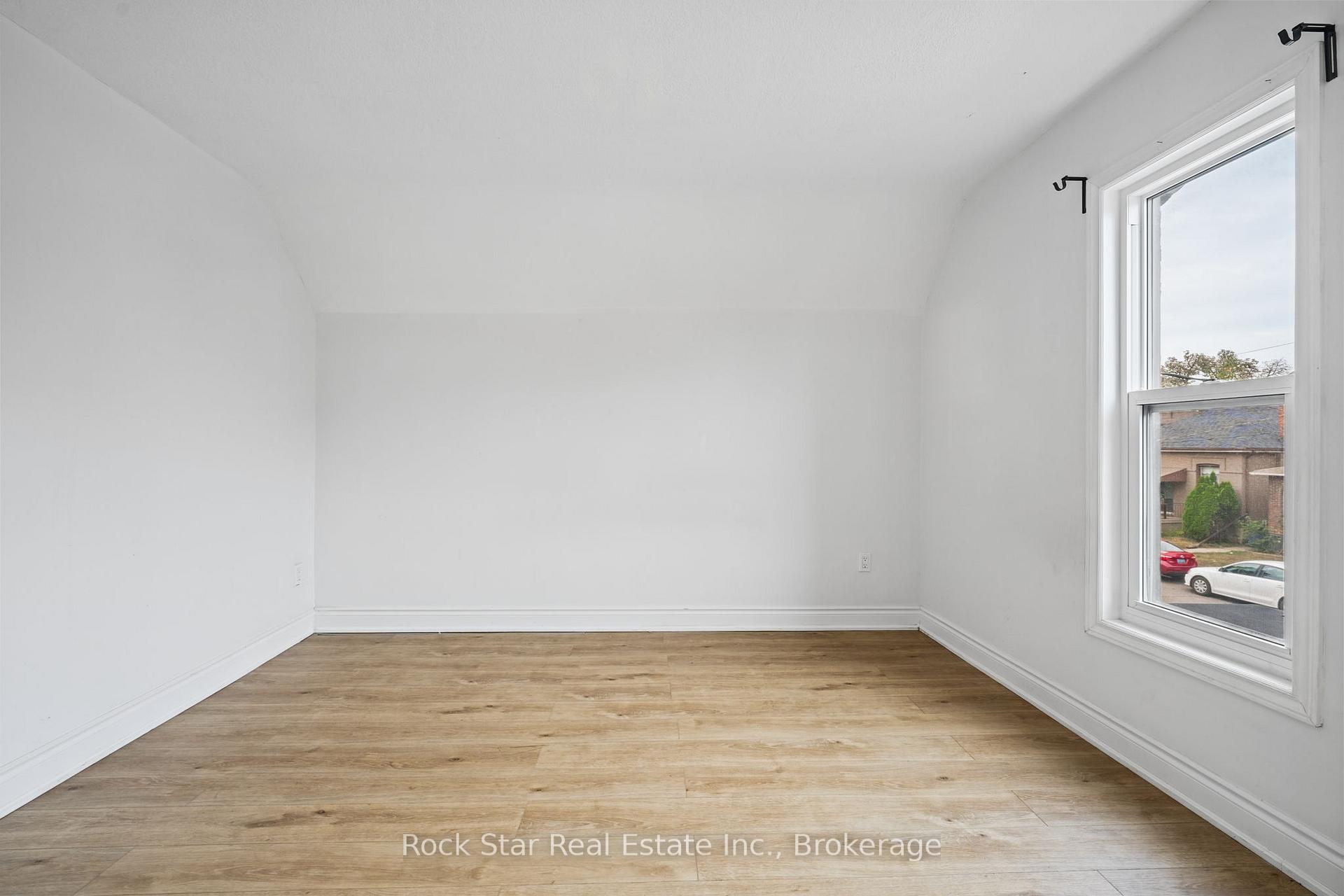 Photo 20 of 452 King William Street S, Hamilton, Landsdale — HOMEH