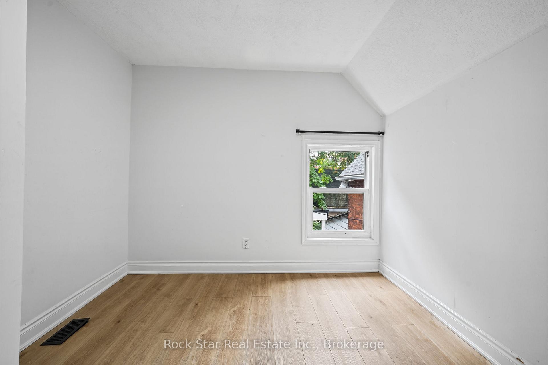 Photo 22 of 452 King William Street S, Hamilton, Landsdale — HOMEH