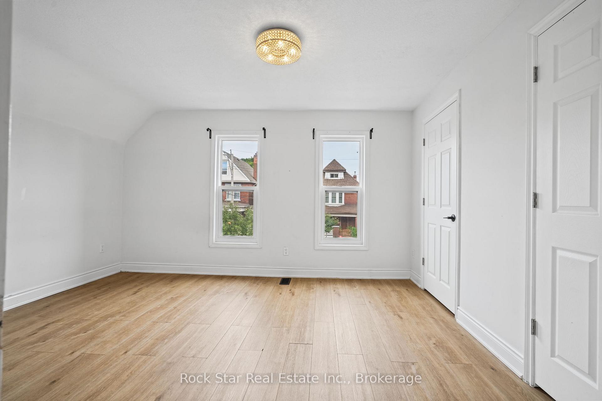 Photo 23 of 452 King William Street S, Hamilton, Landsdale — HOMEH