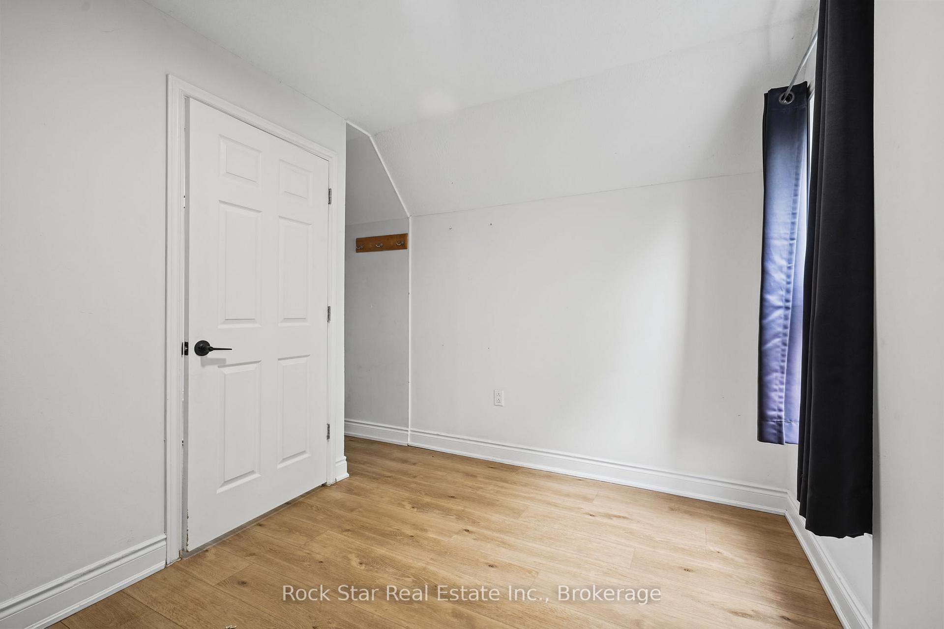 Photo 24 of 452 King William Street S, Hamilton, Landsdale — HOMEH