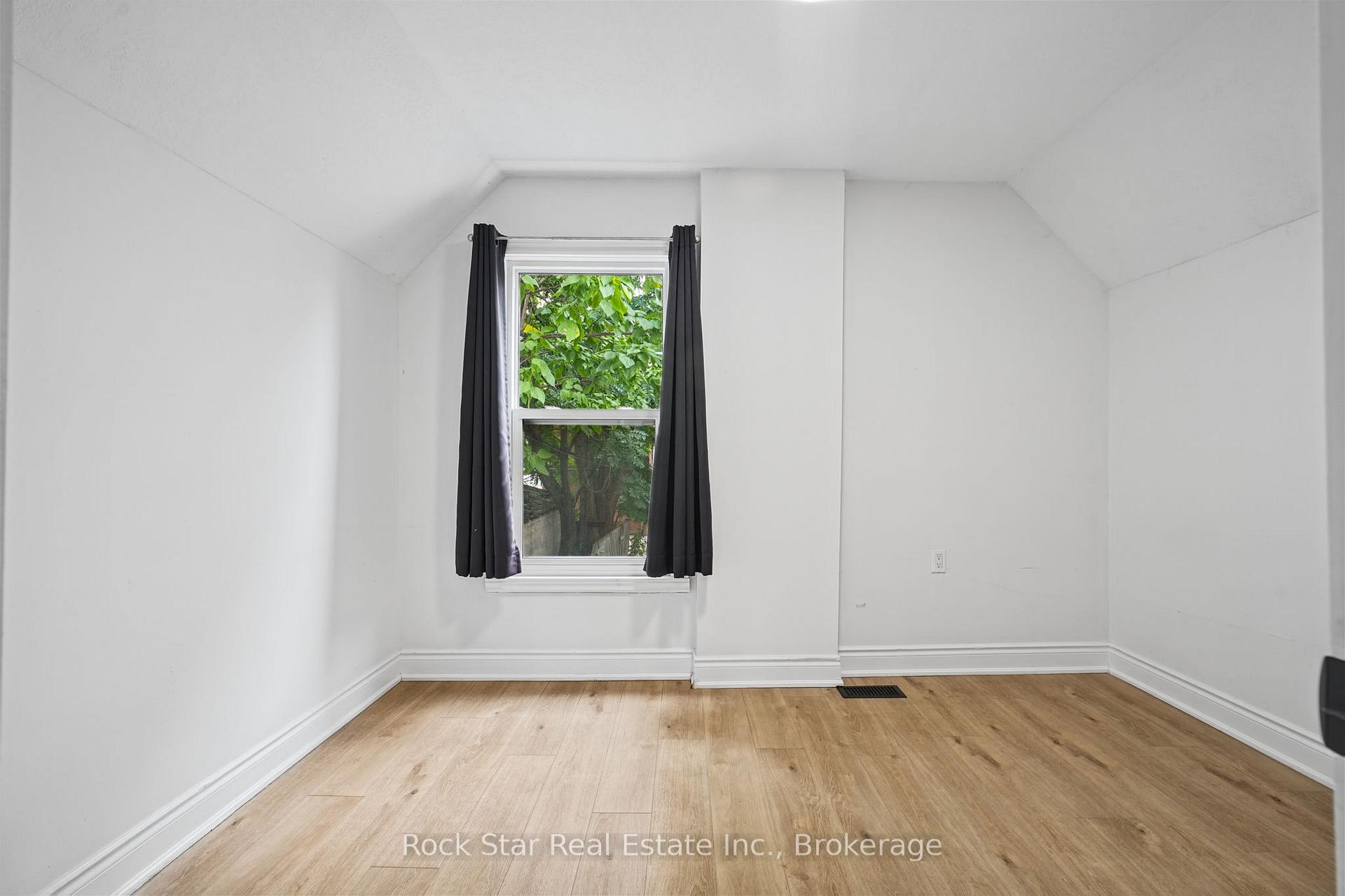 Photo 25 of 452 King William Street S, Hamilton, Landsdale — HOMEH